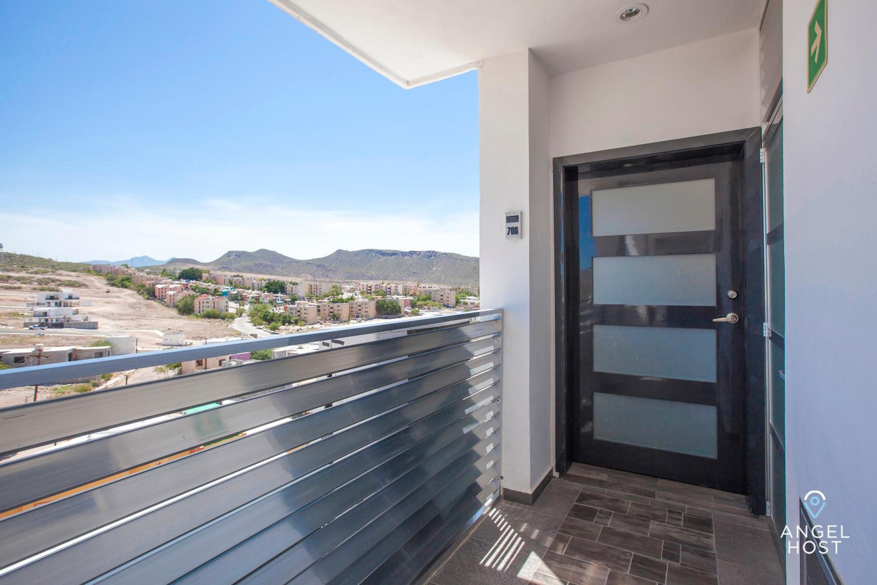 Stylish Condo with Pools Gym Sunset Bay Views