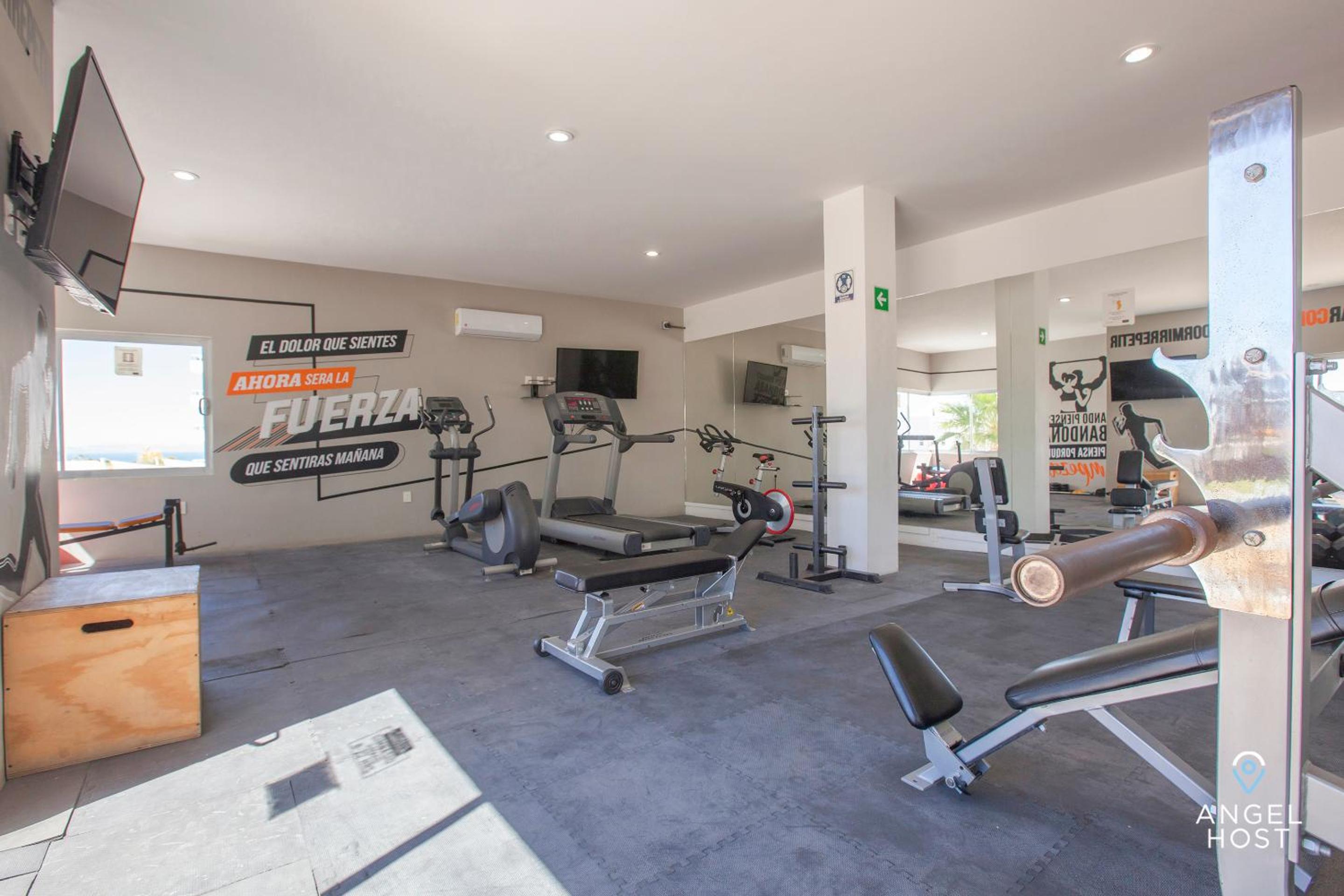 Stylish Condo with Pools Gym Sunset Bay Views