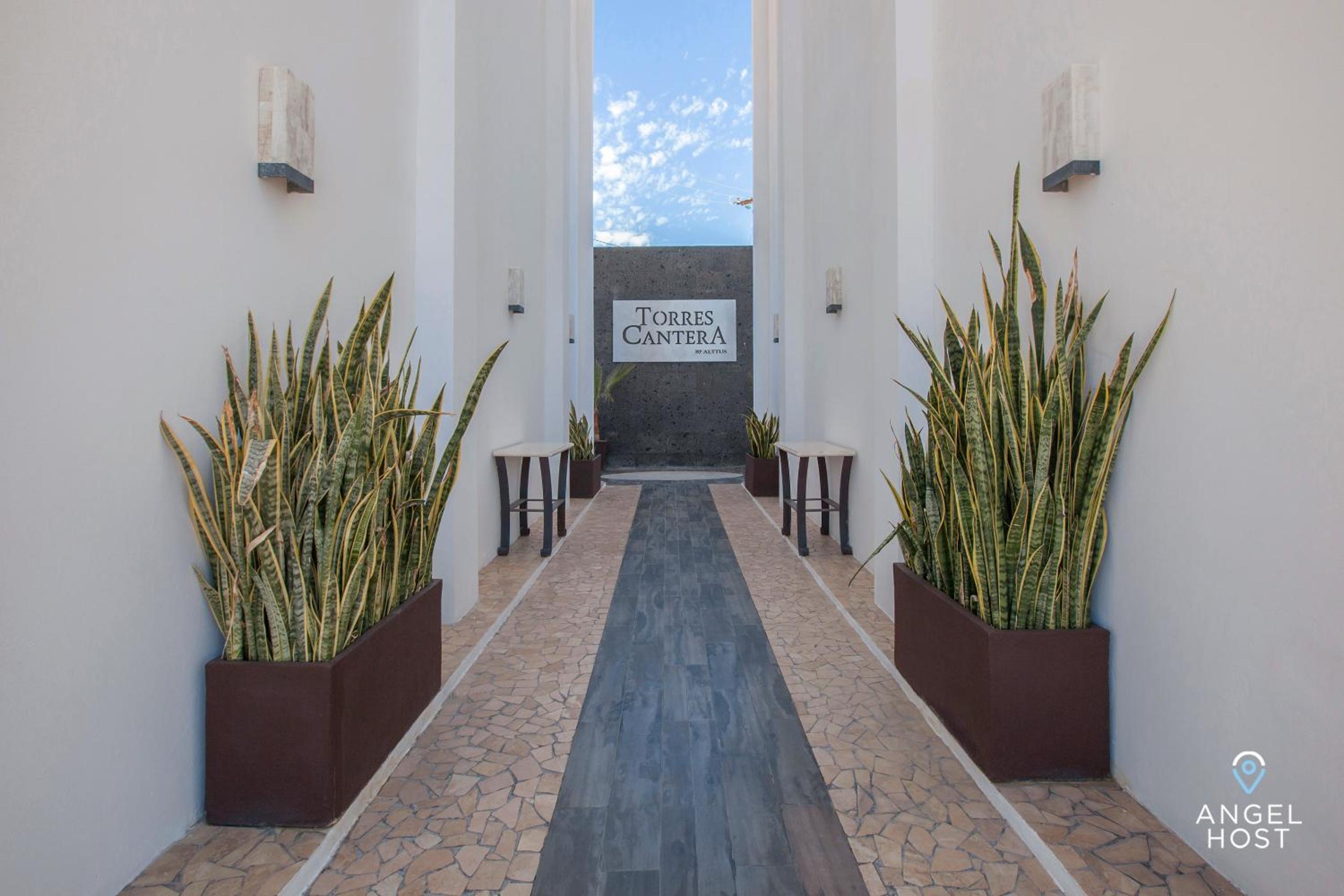 Stylish Condo with Pools Gym Sunset Bay Views
