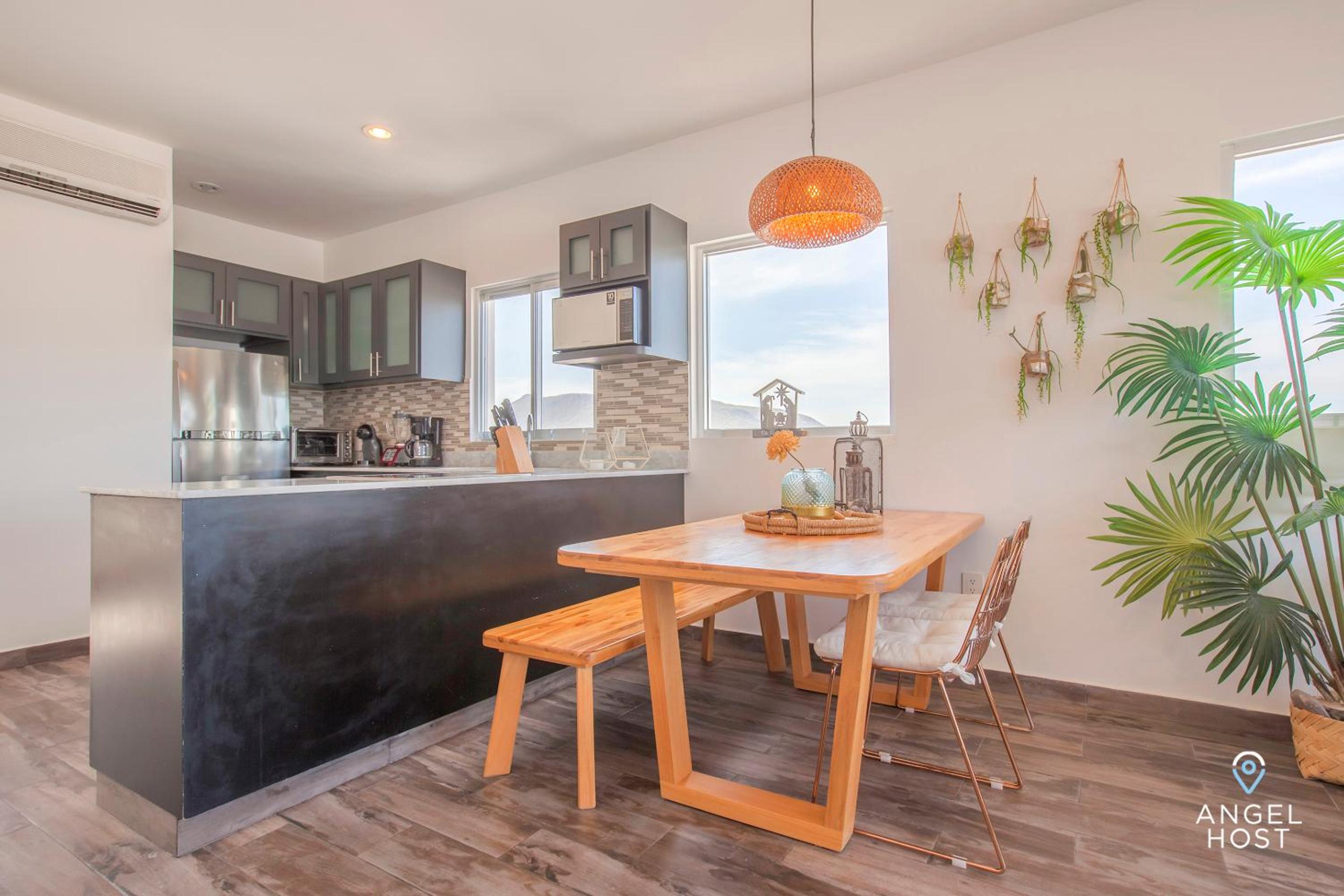 Stylish Condo with Pools Gym Sunset Bay Views