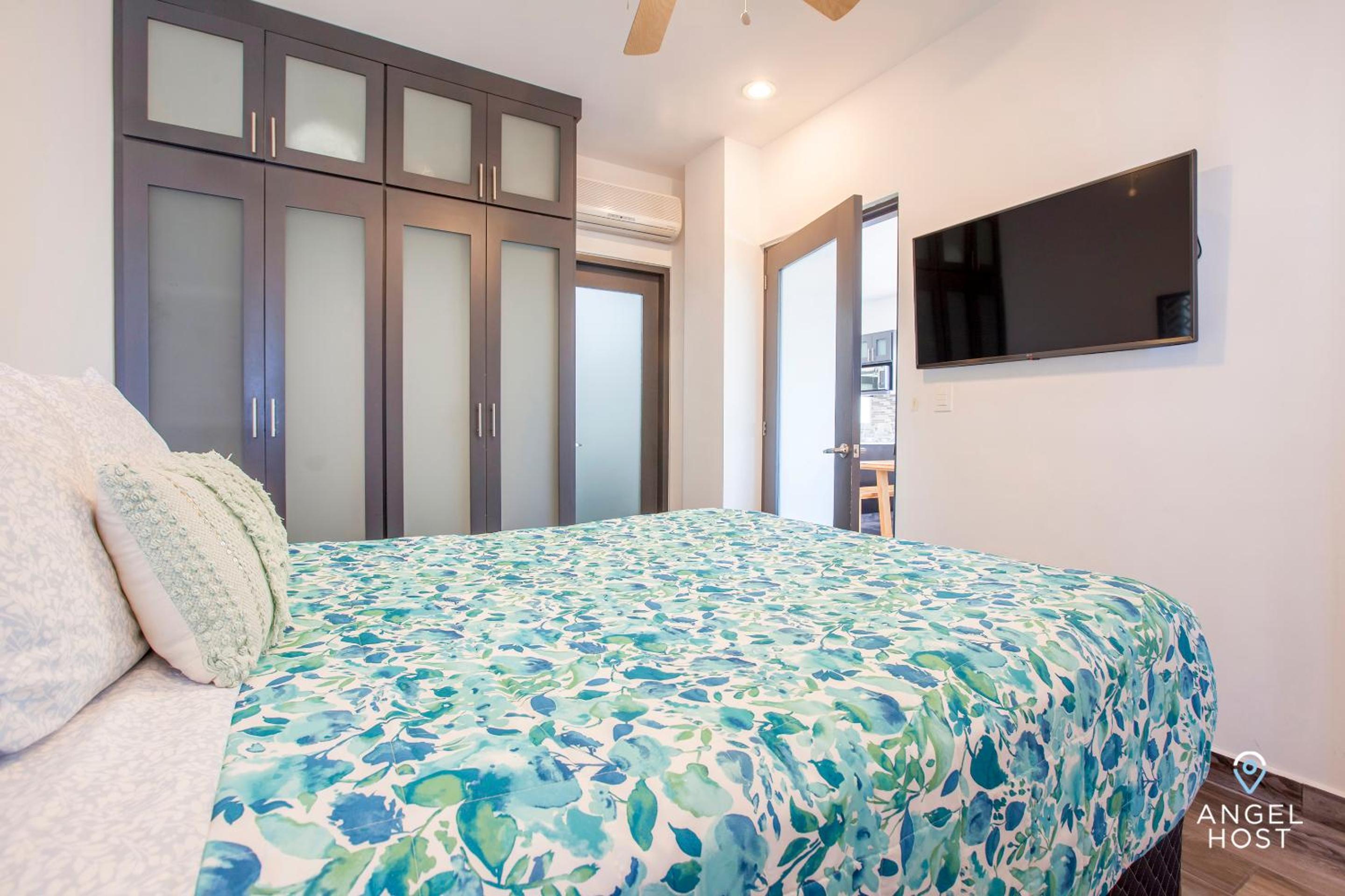 Stylish Condo with Pools Gym Sunset Bay Views