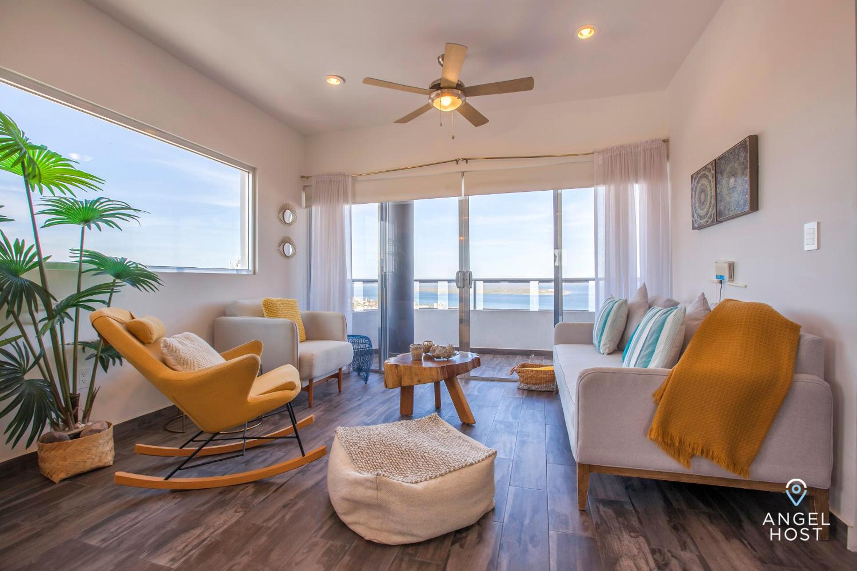 Stylish Condo with Pools Gym Sunset Bay Views