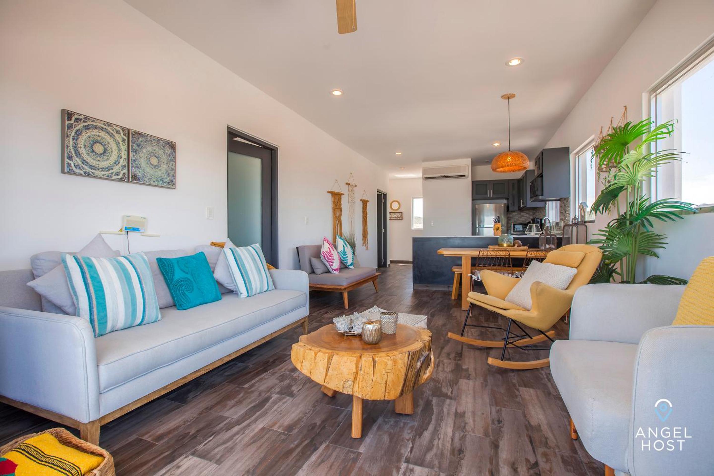 Stylish Condo with Pools Gym Sunset Bay Views