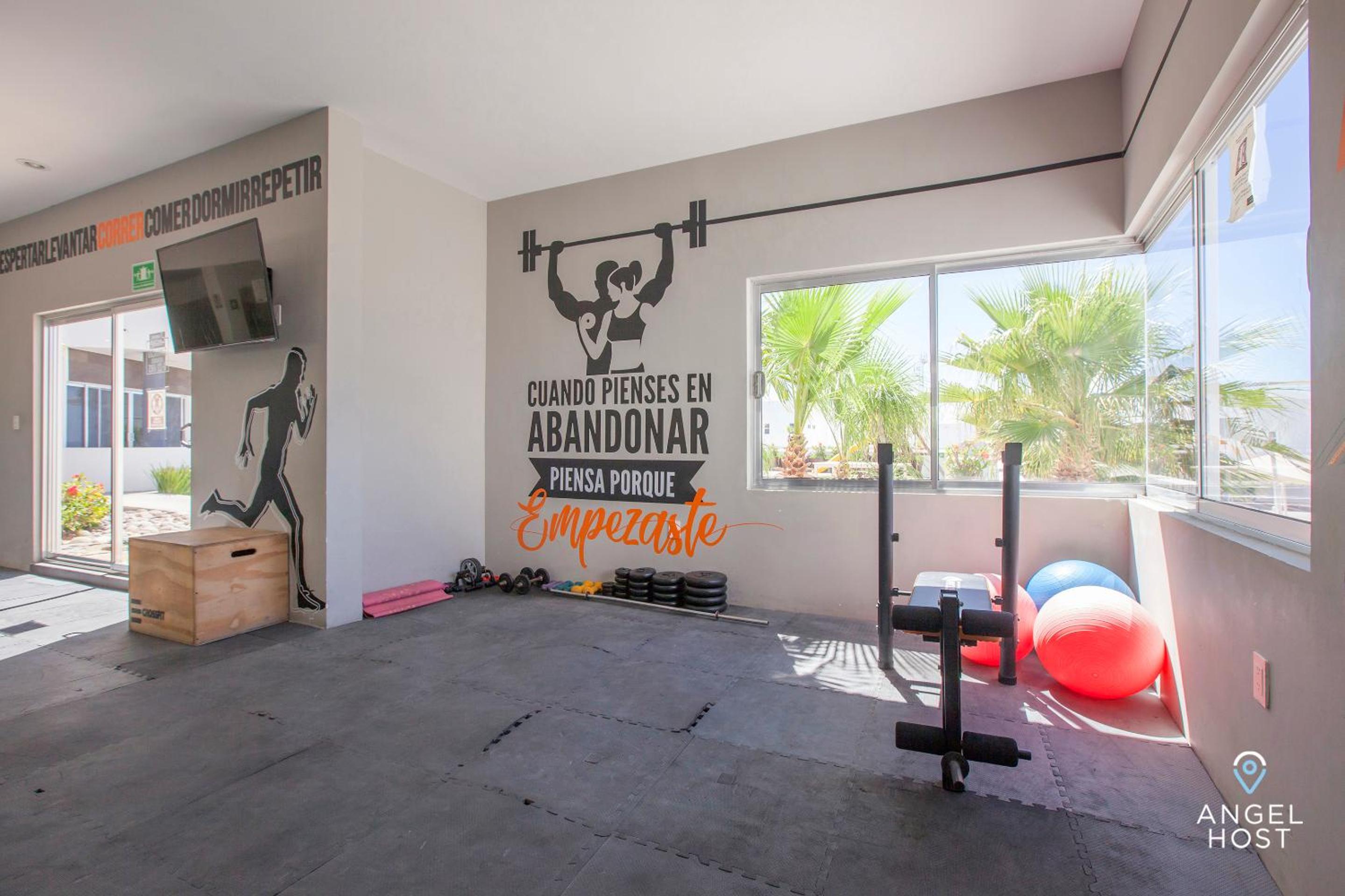Stylish Condo with Pools Gym Sunset Bay Views