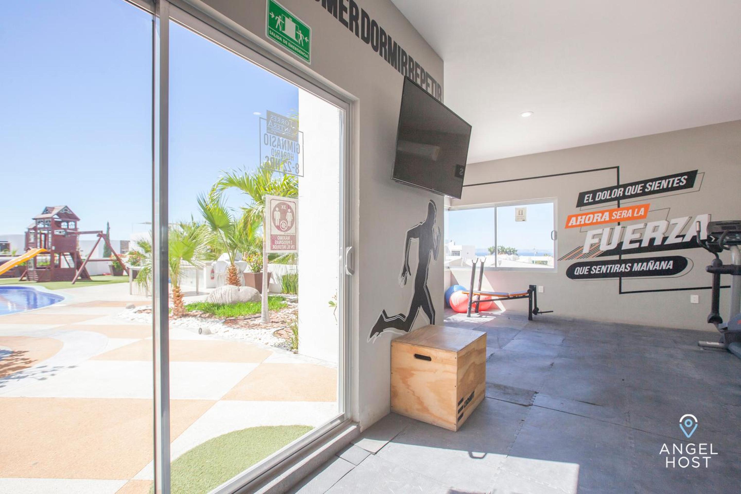 Stylish Condo with Pools Gym Sunset Bay Views