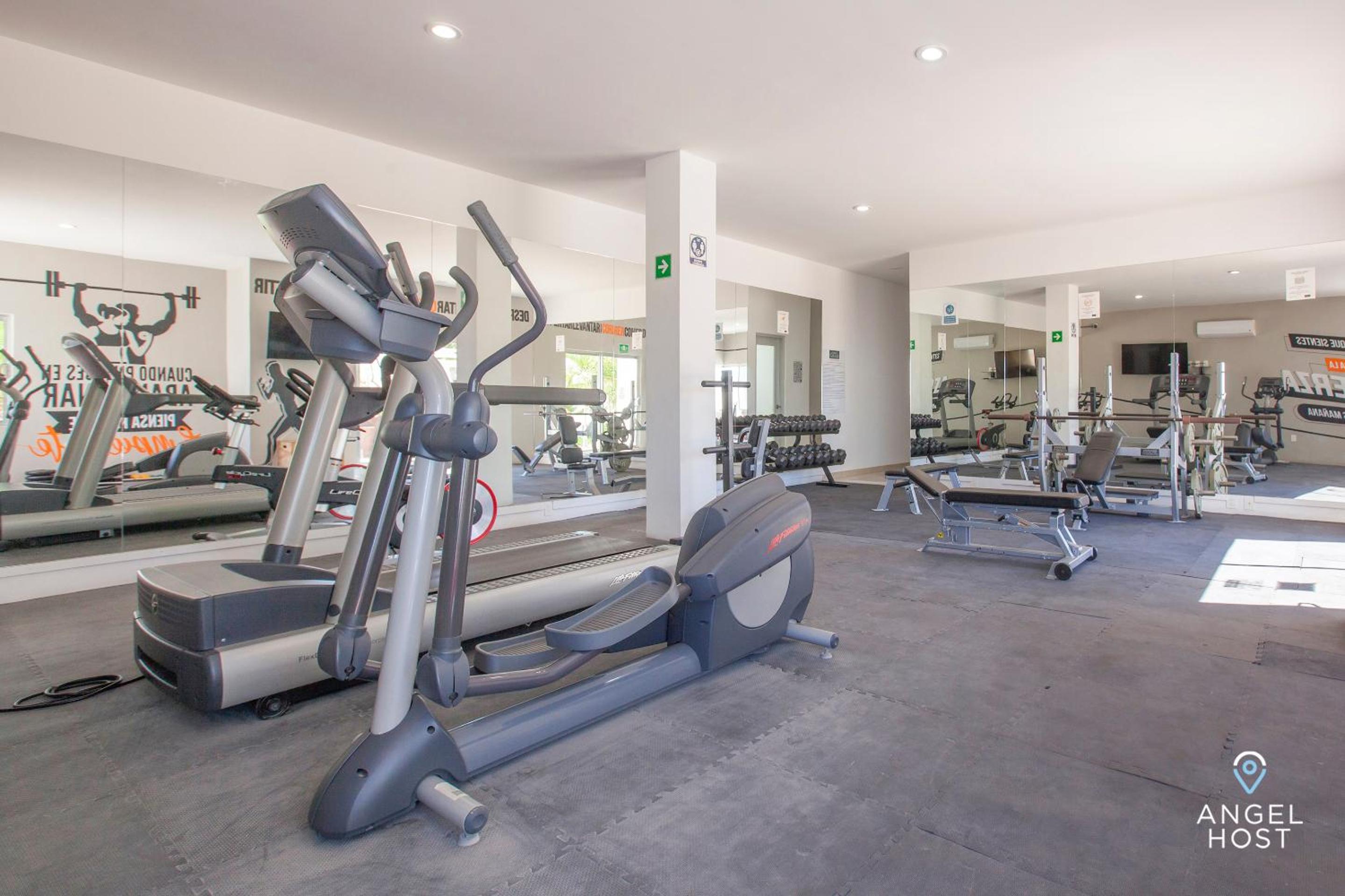 Stylish Condo with Pools Gym Sunset Bay Views