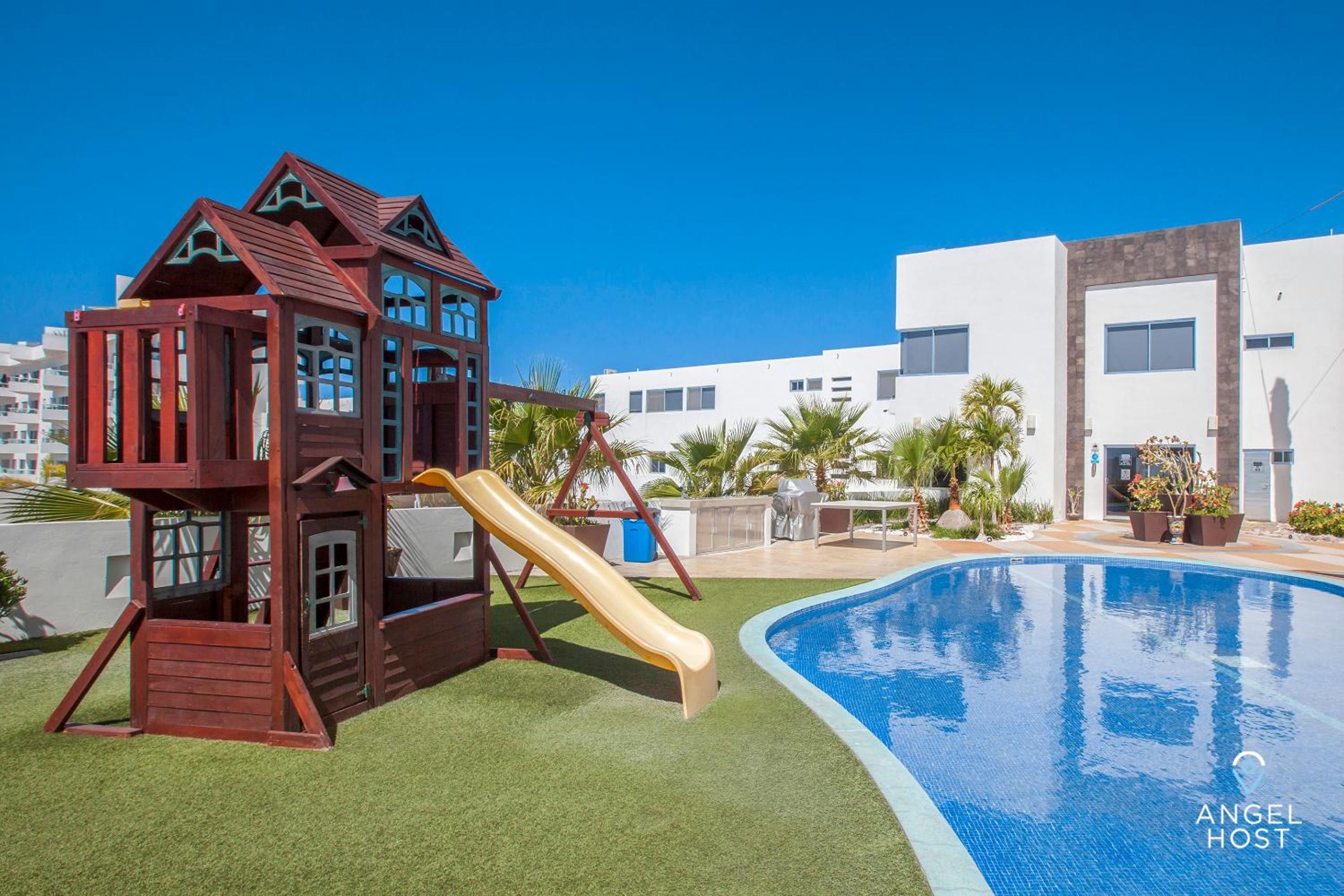 Stylish Condo with Pools Gym Sunset Bay Views