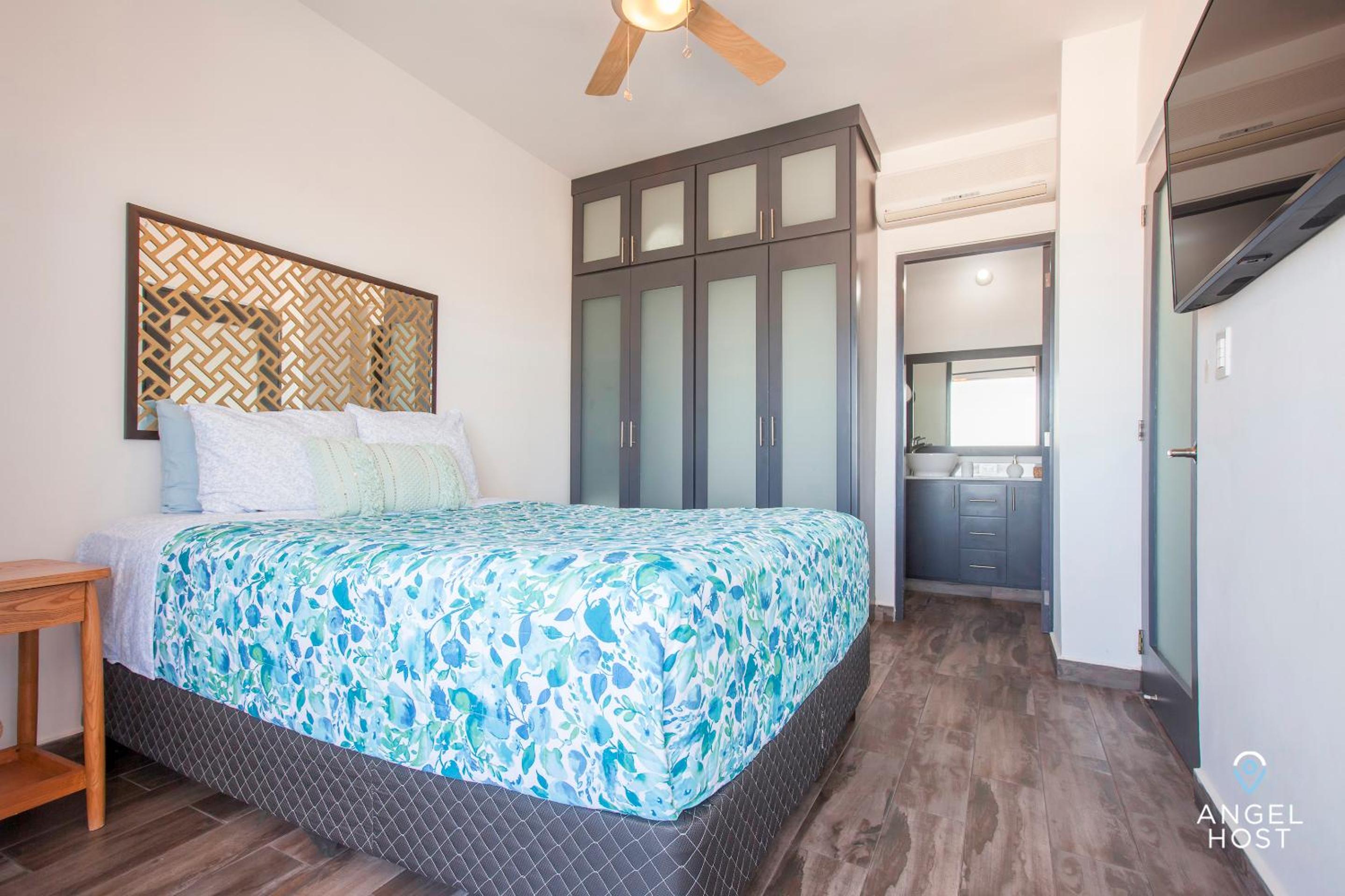 Stylish Condo with Pools Gym Sunset Bay Views