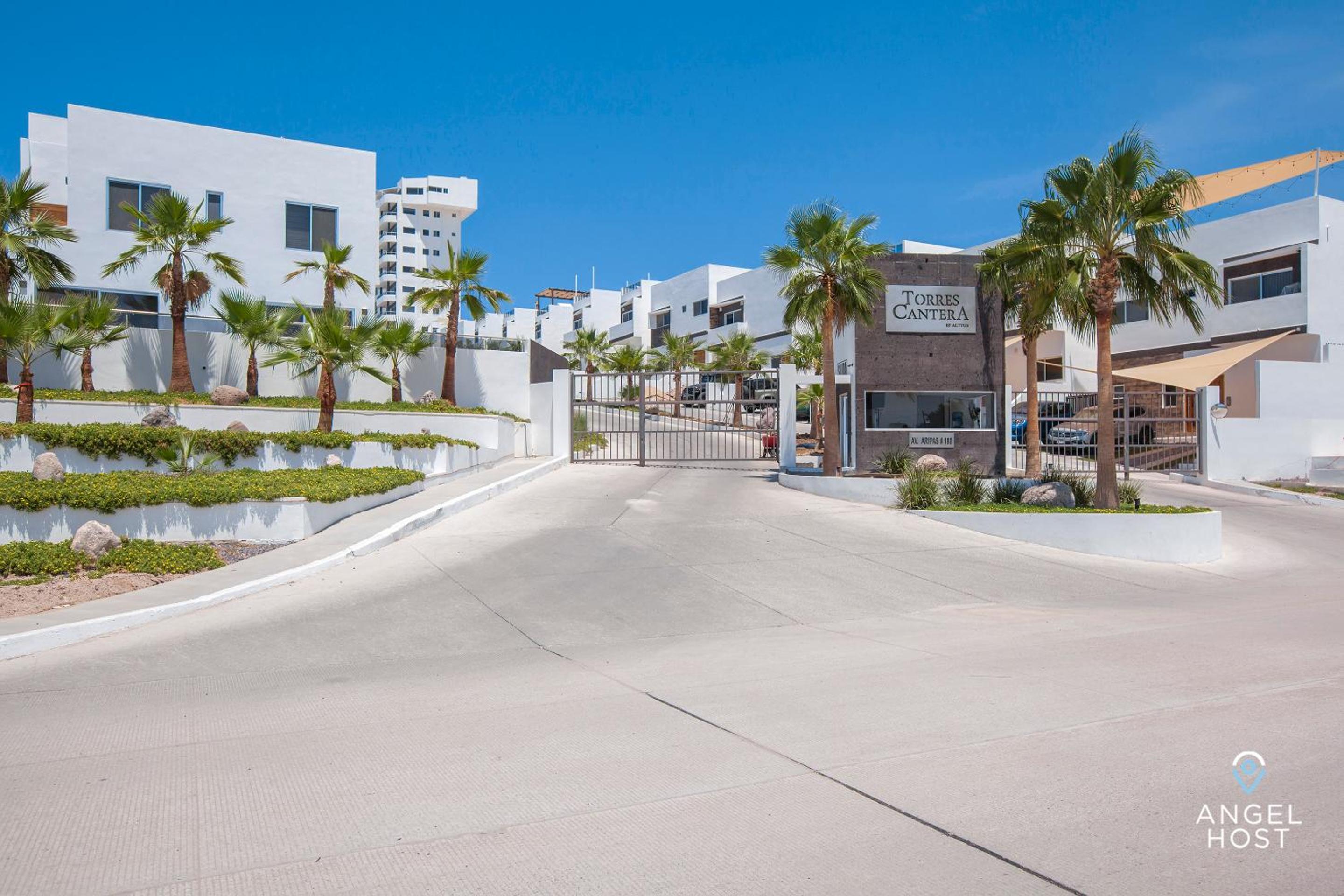 Stylish Condo with Pools Gym Sunset Bay Views