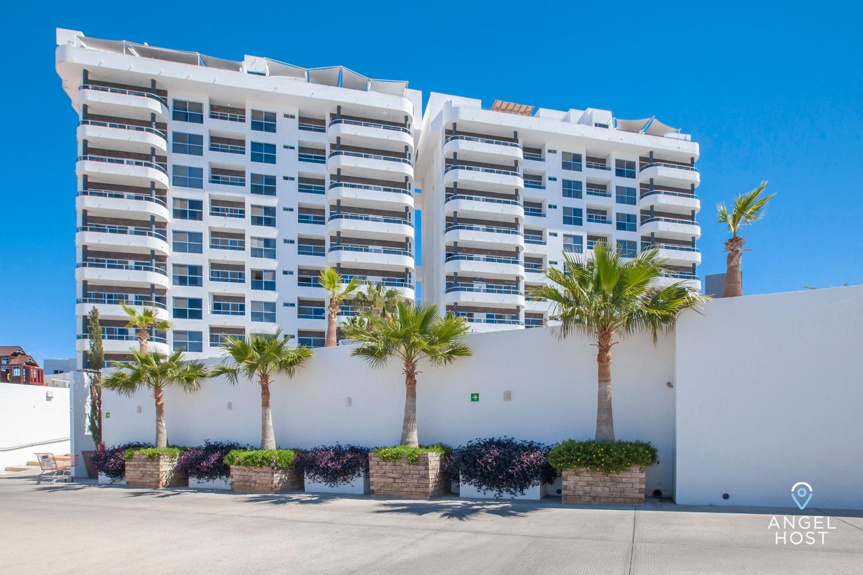 Stylish Condo with Pools Gym Sunset Bay Views