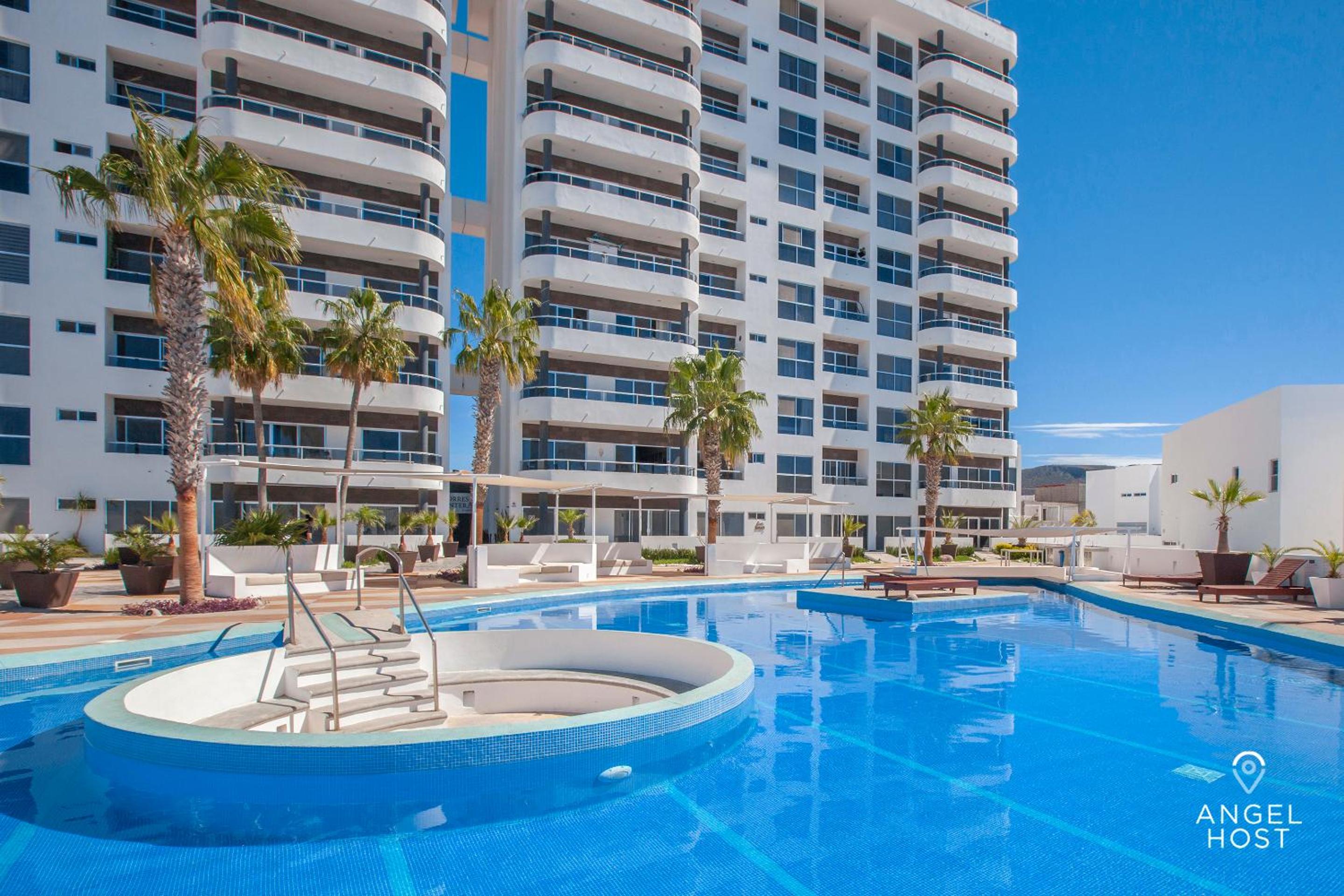 Stylish Condo with Pools Gym Sunset Bay Views