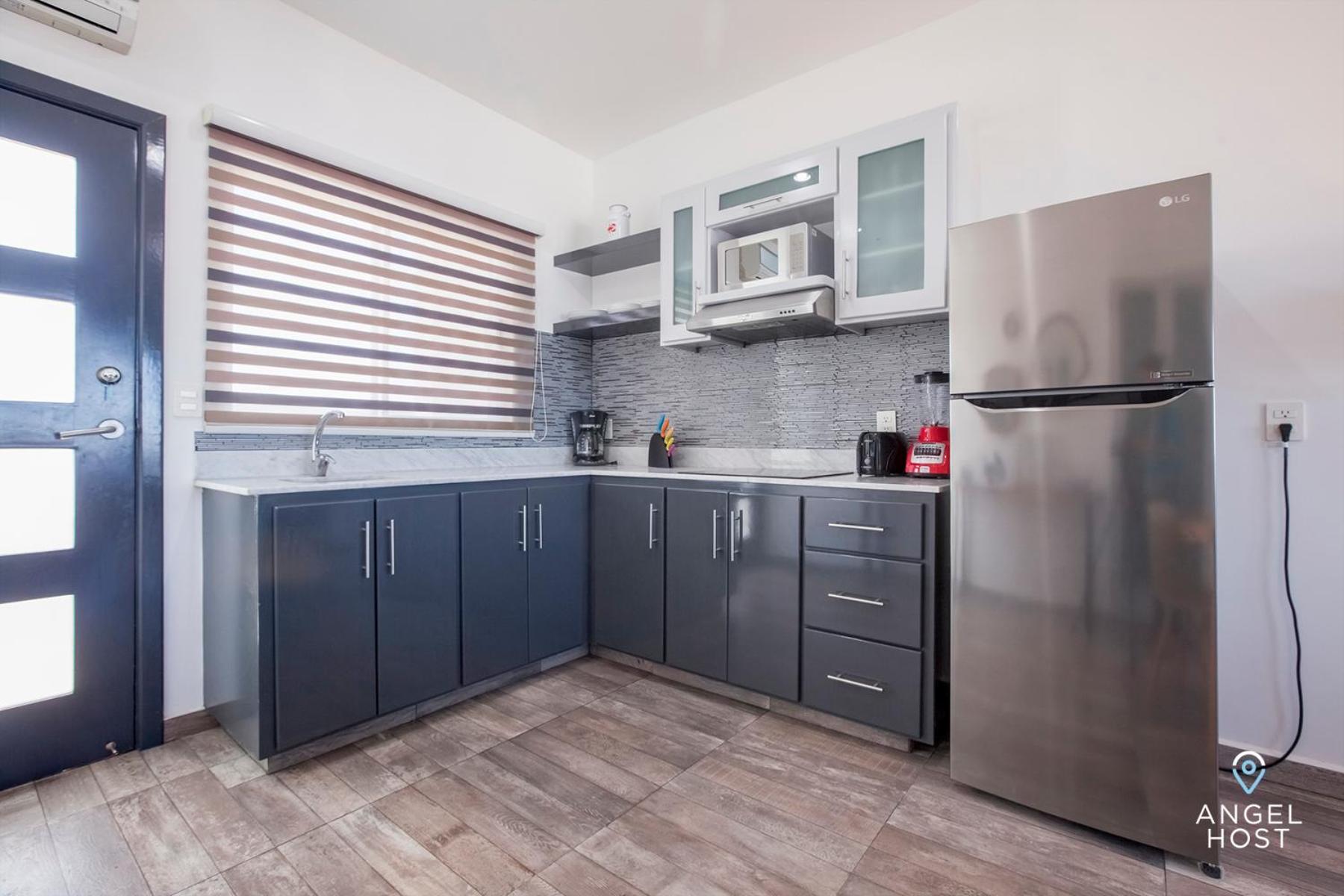 Stylish Condo with Pools Gym Sunset Bay Views