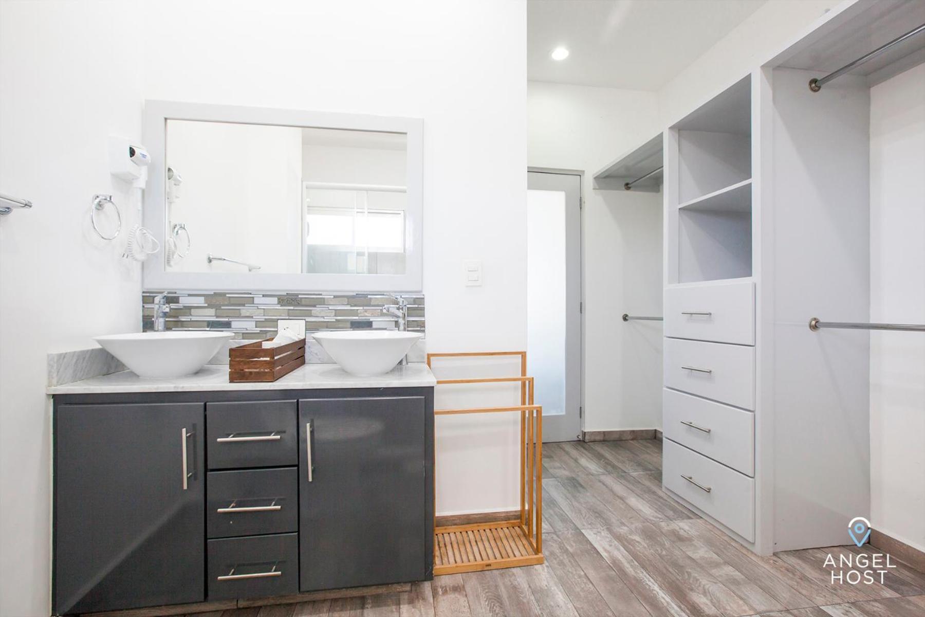 Stylish Condo with Pools Gym Sunset Bay Views