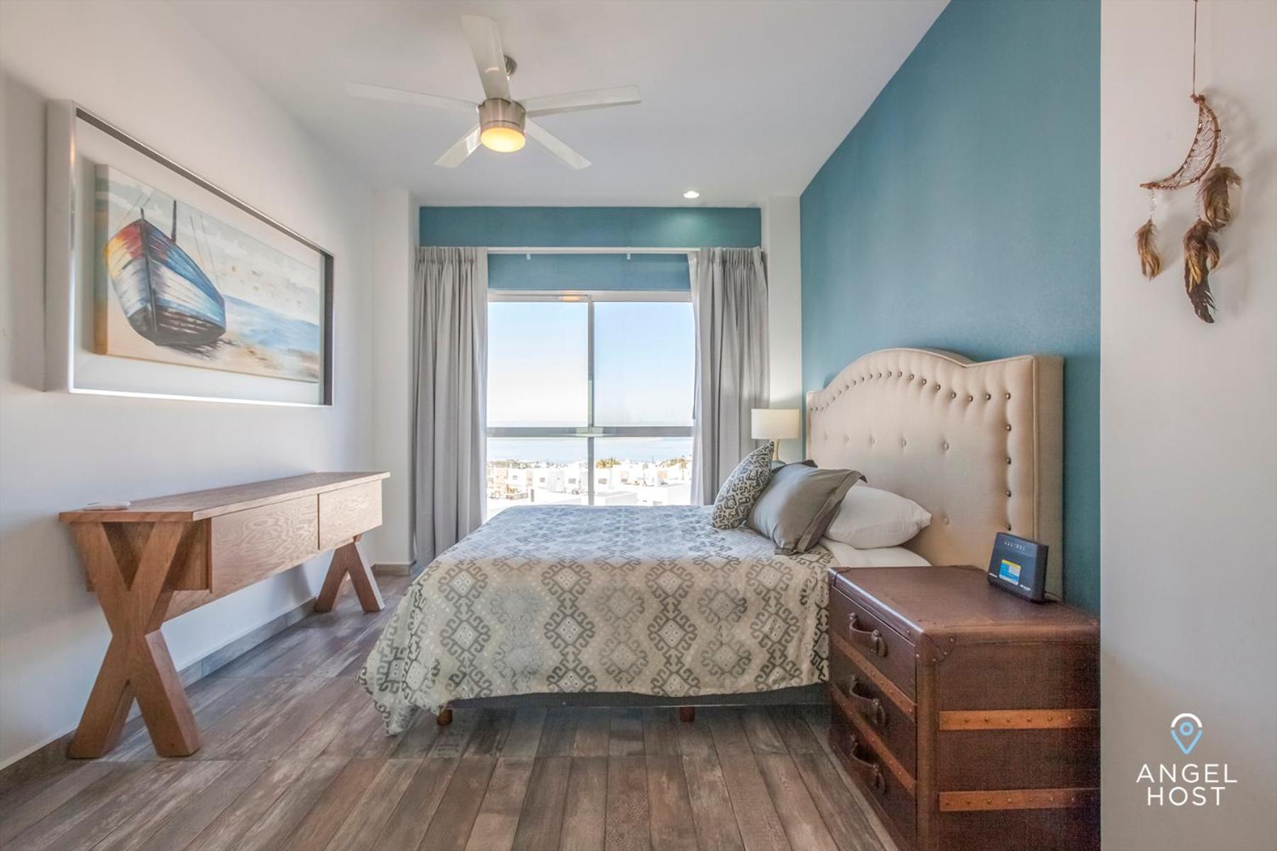 Stylish Condo with Pools Gym Sunset Bay Views