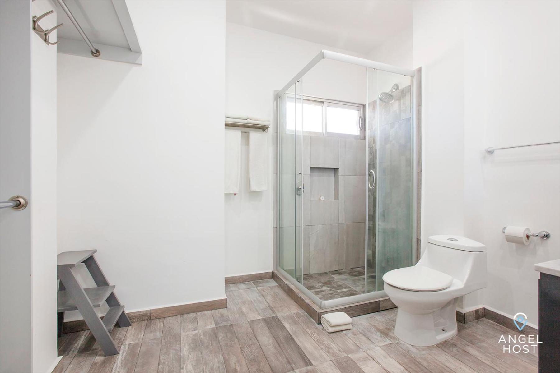 Stylish Condo with Pools Gym Sunset Bay Views