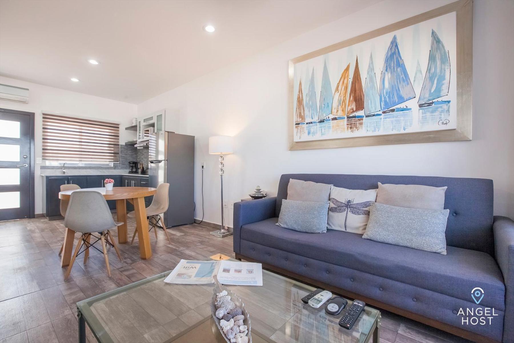 Stylish Condo with Pools Gym Sunset Bay Views