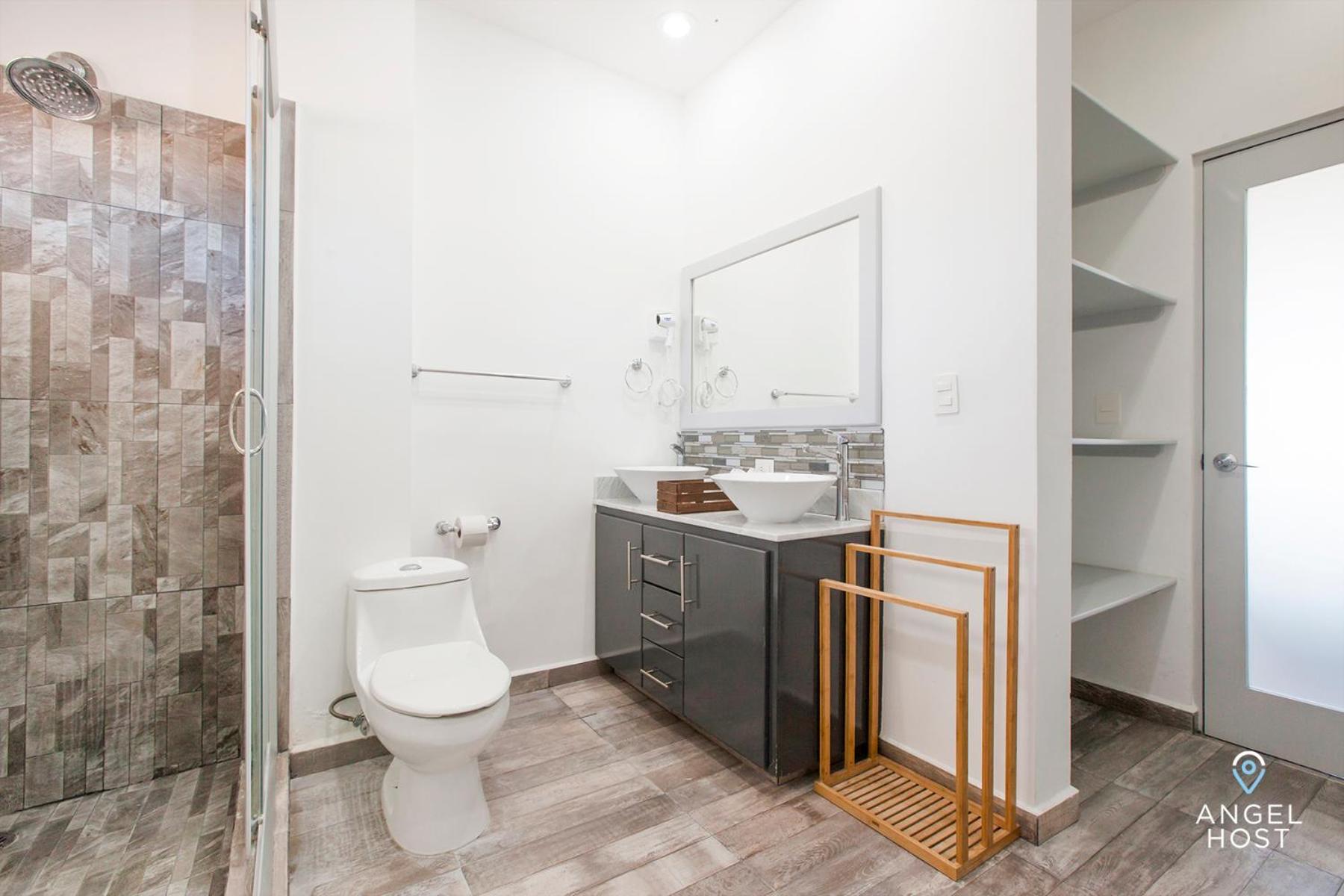 Stylish Condo with Pools Gym Sunset Bay Views
