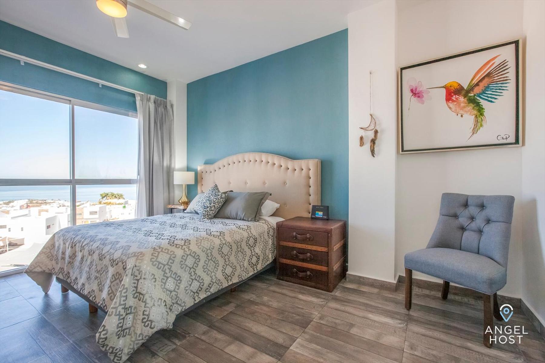 Stylish Condo with Pools Gym Sunset Bay Views