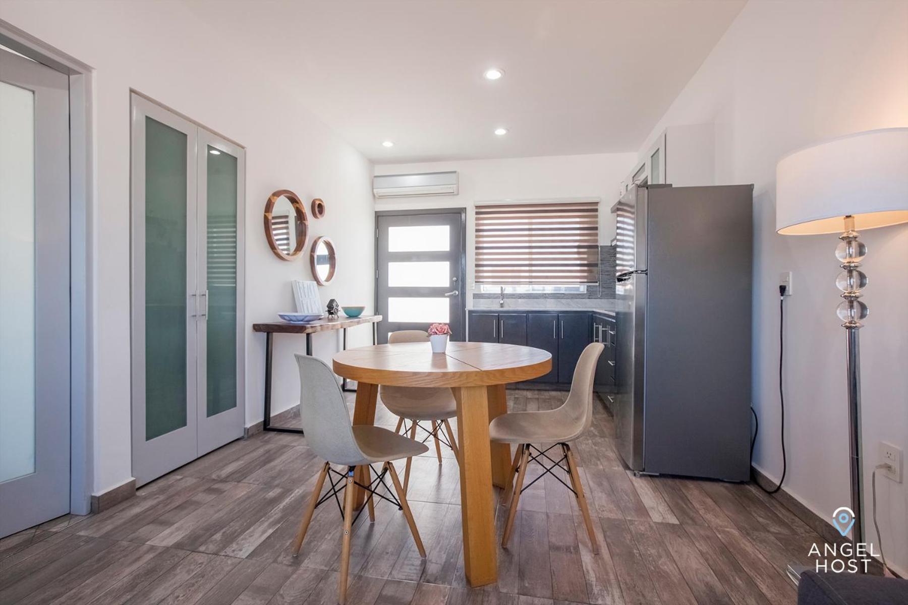 Stylish Condo with Pools Gym Sunset Bay Views