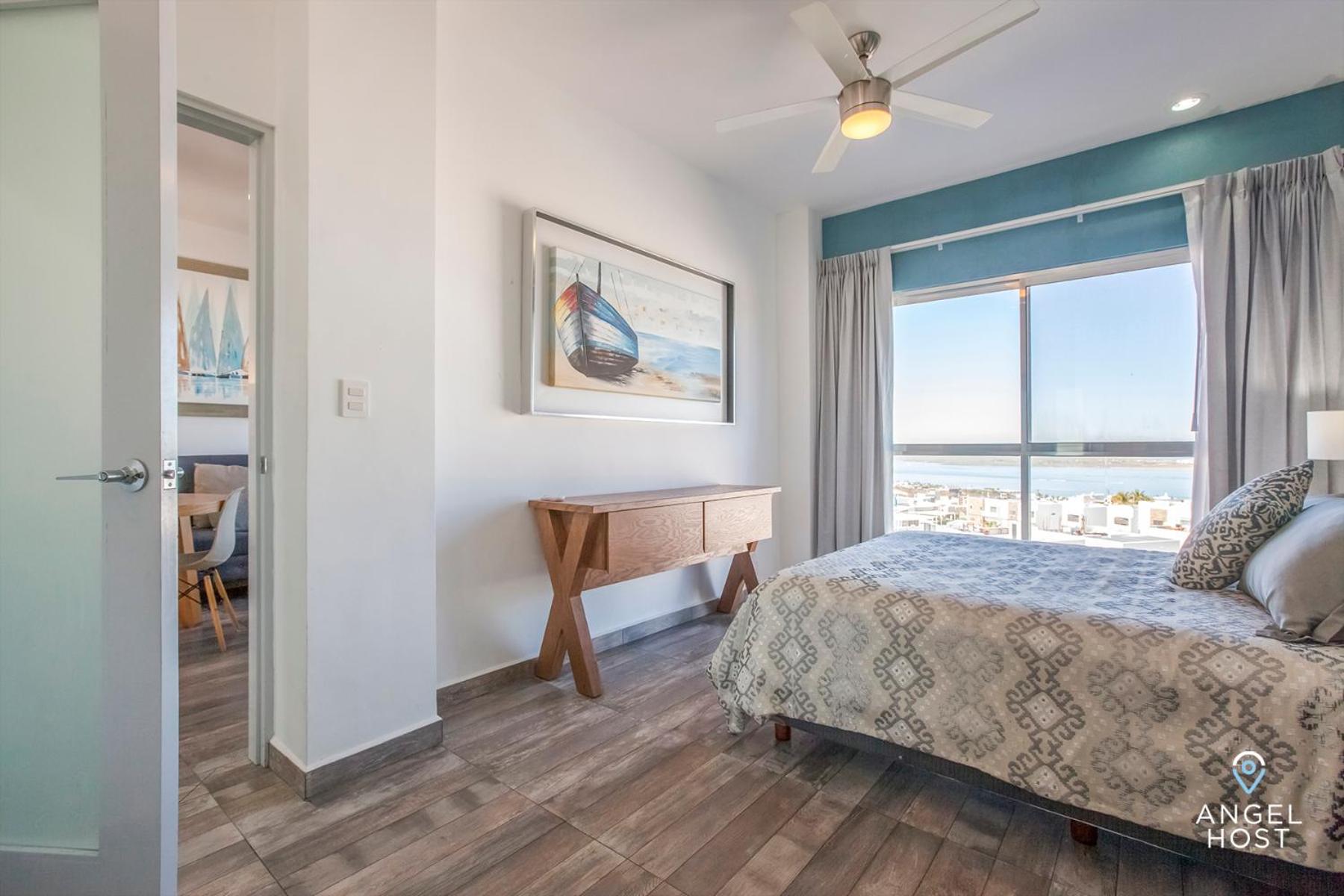 Stylish Condo with Pools Gym Sunset Bay Views