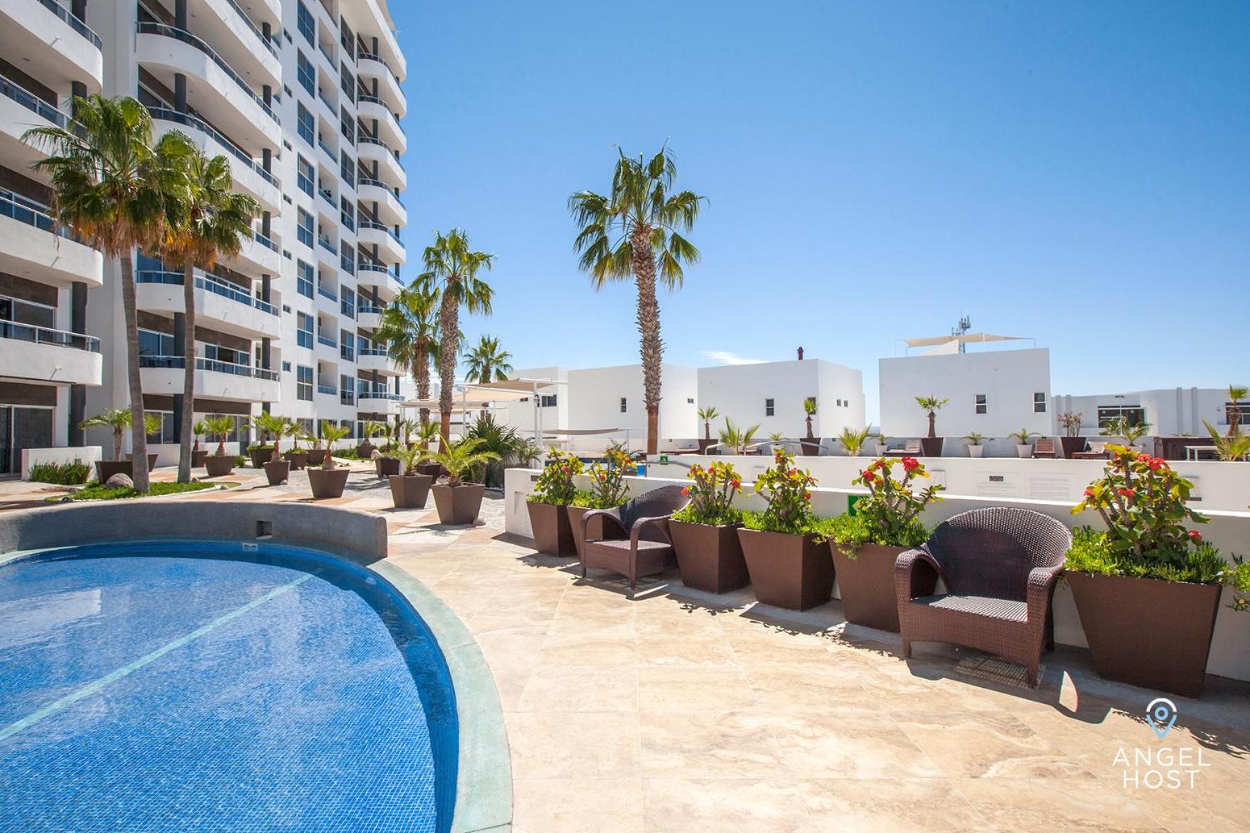 Stylish Condo with Pools Gym Sunset Bay Views