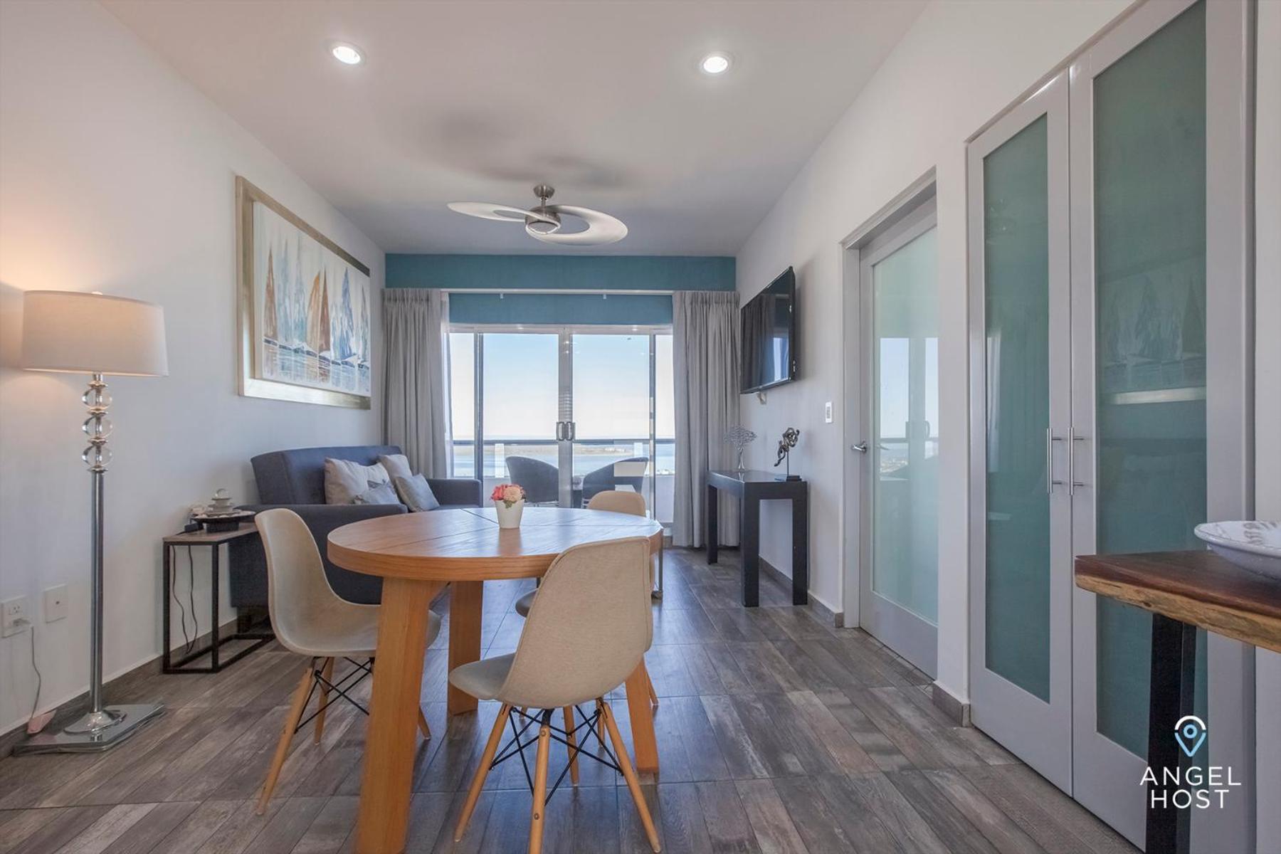 Stylish Condo with Pools Gym Sunset Bay Views