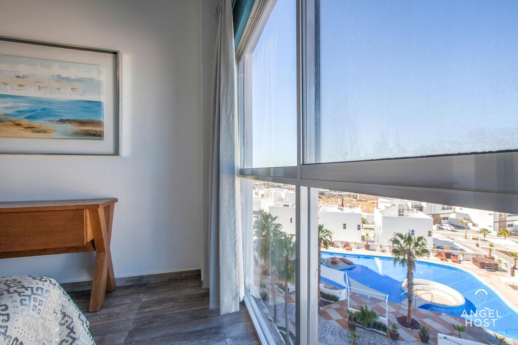 Stylish Condo with Pools Gym Sunset Bay Views