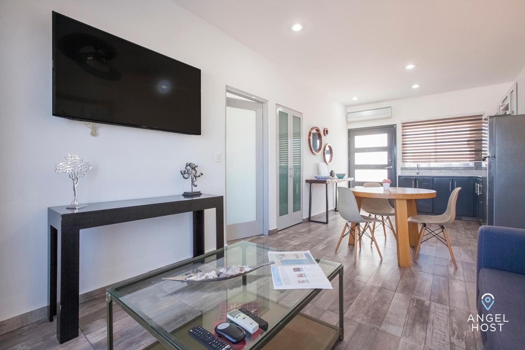 Stylish Condo with Pools Gym Sunset Bay Views