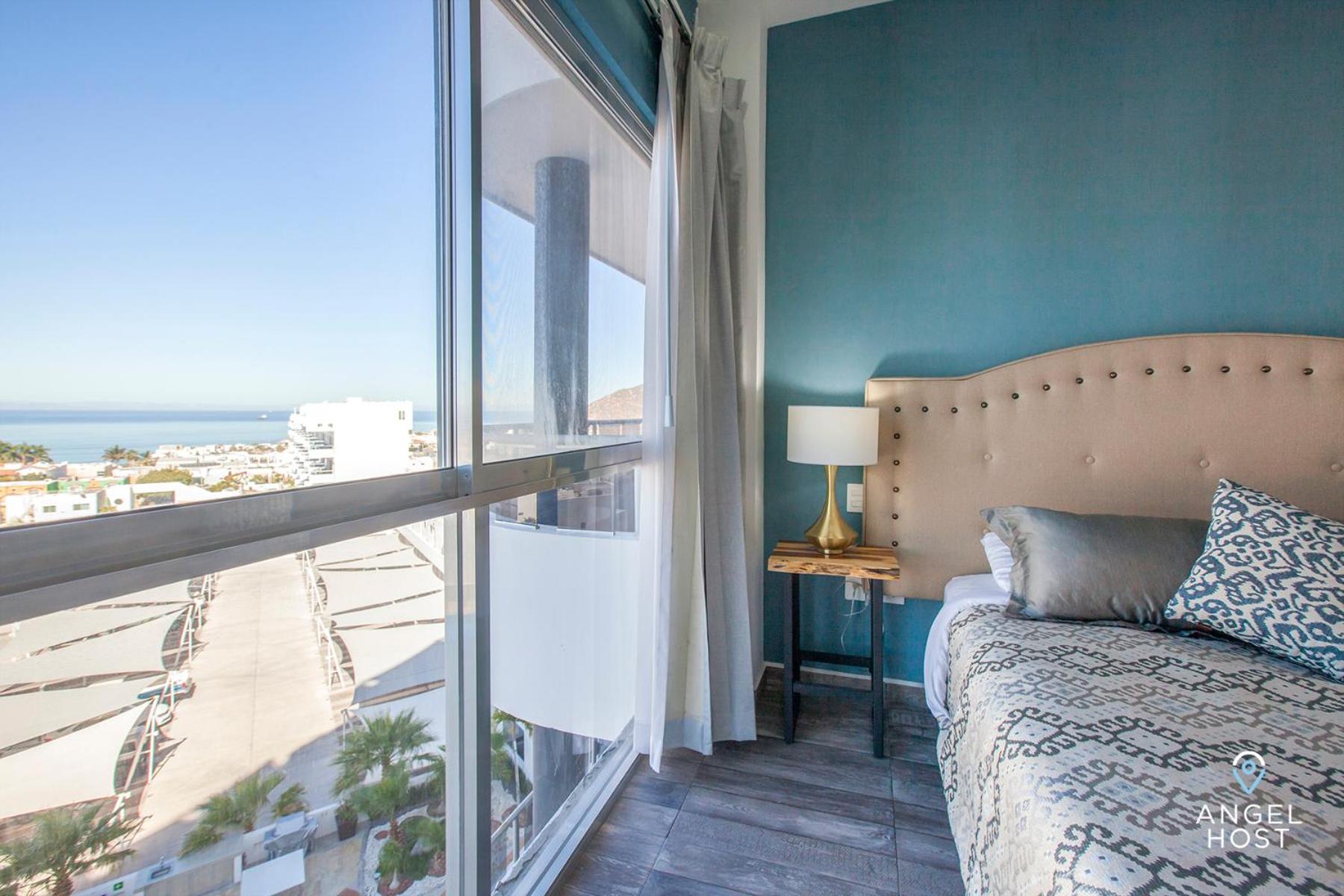 Stylish Condo with Pools Gym Sunset Bay Views