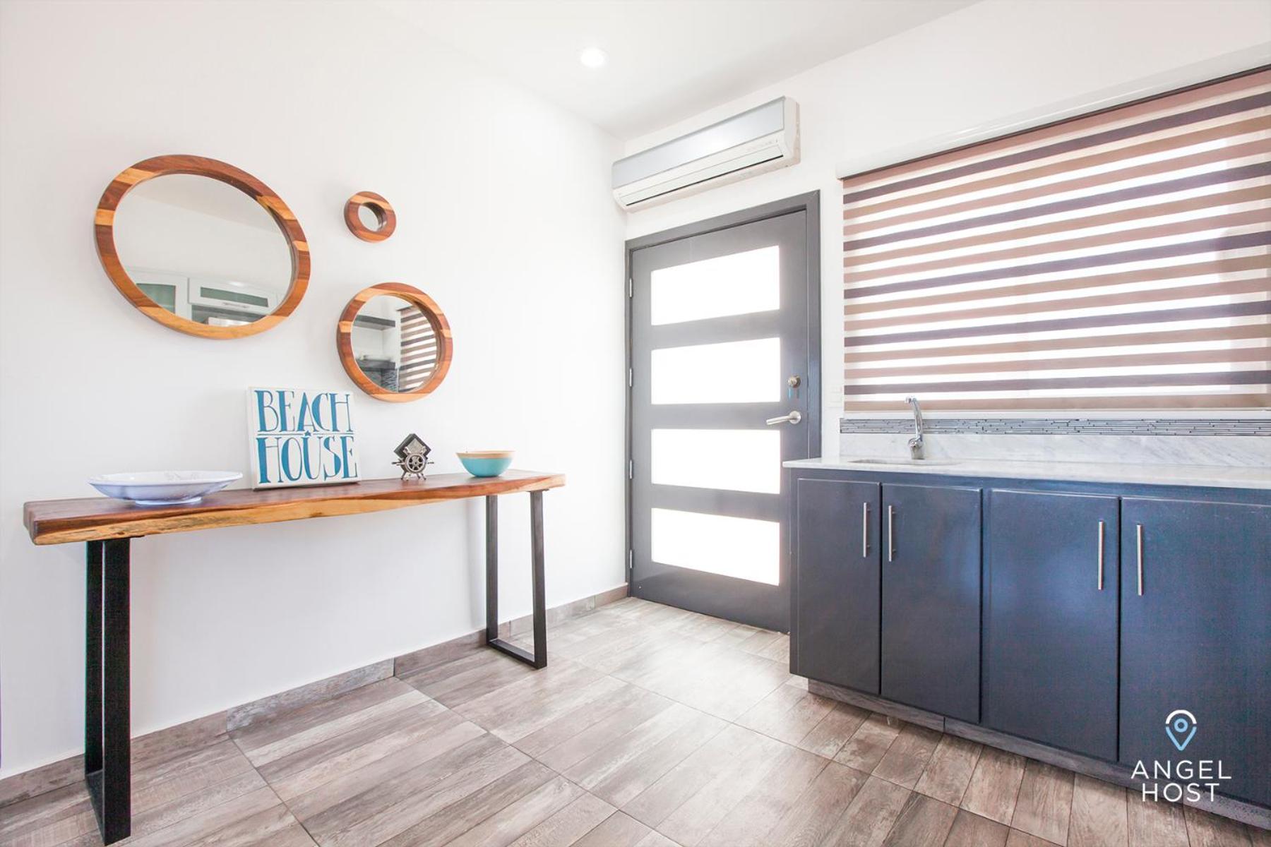 Stylish Condo with Pools Gym Sunset Bay Views