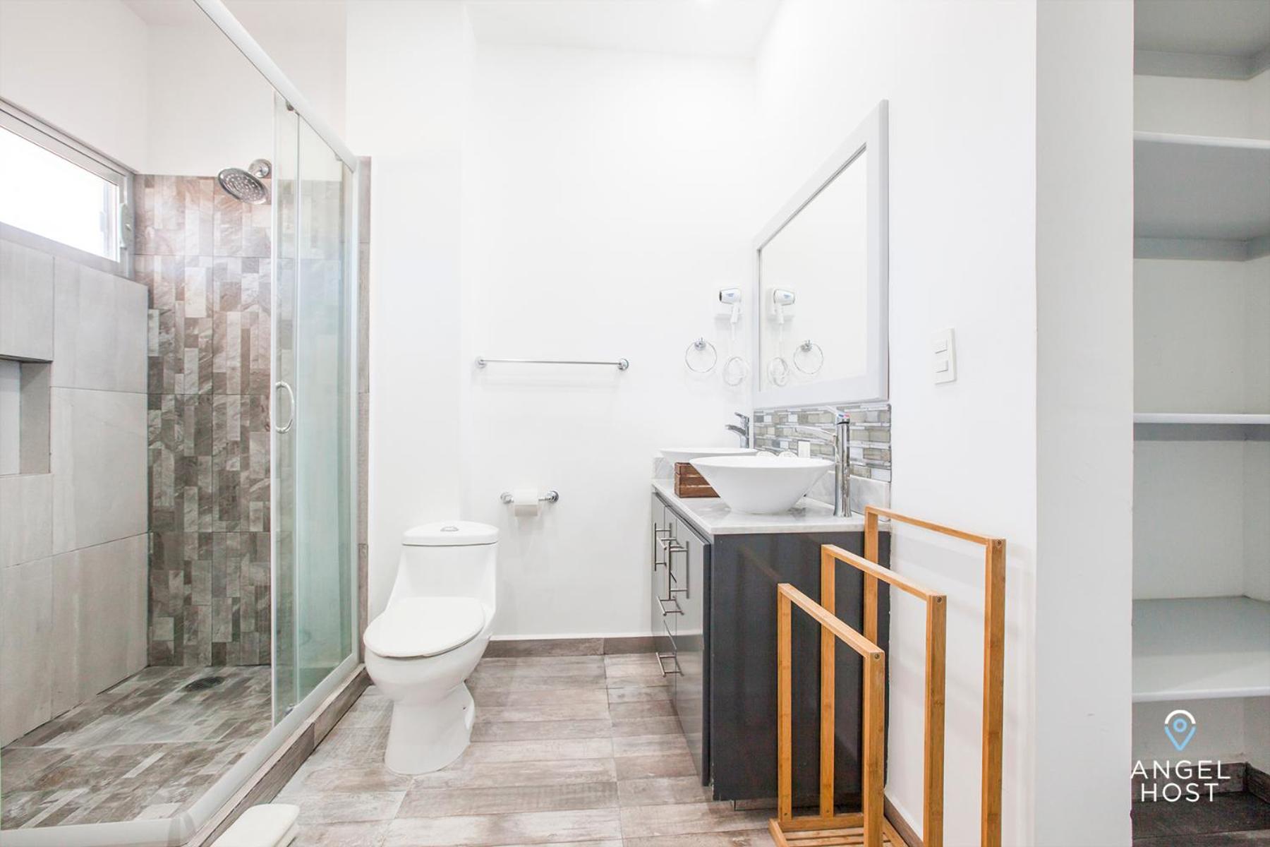 Stylish Condo with Pools Gym Sunset Bay Views