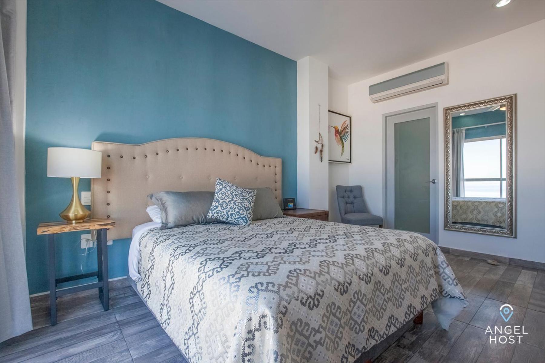 Stylish Condo with Pools Gym Sunset Bay Views