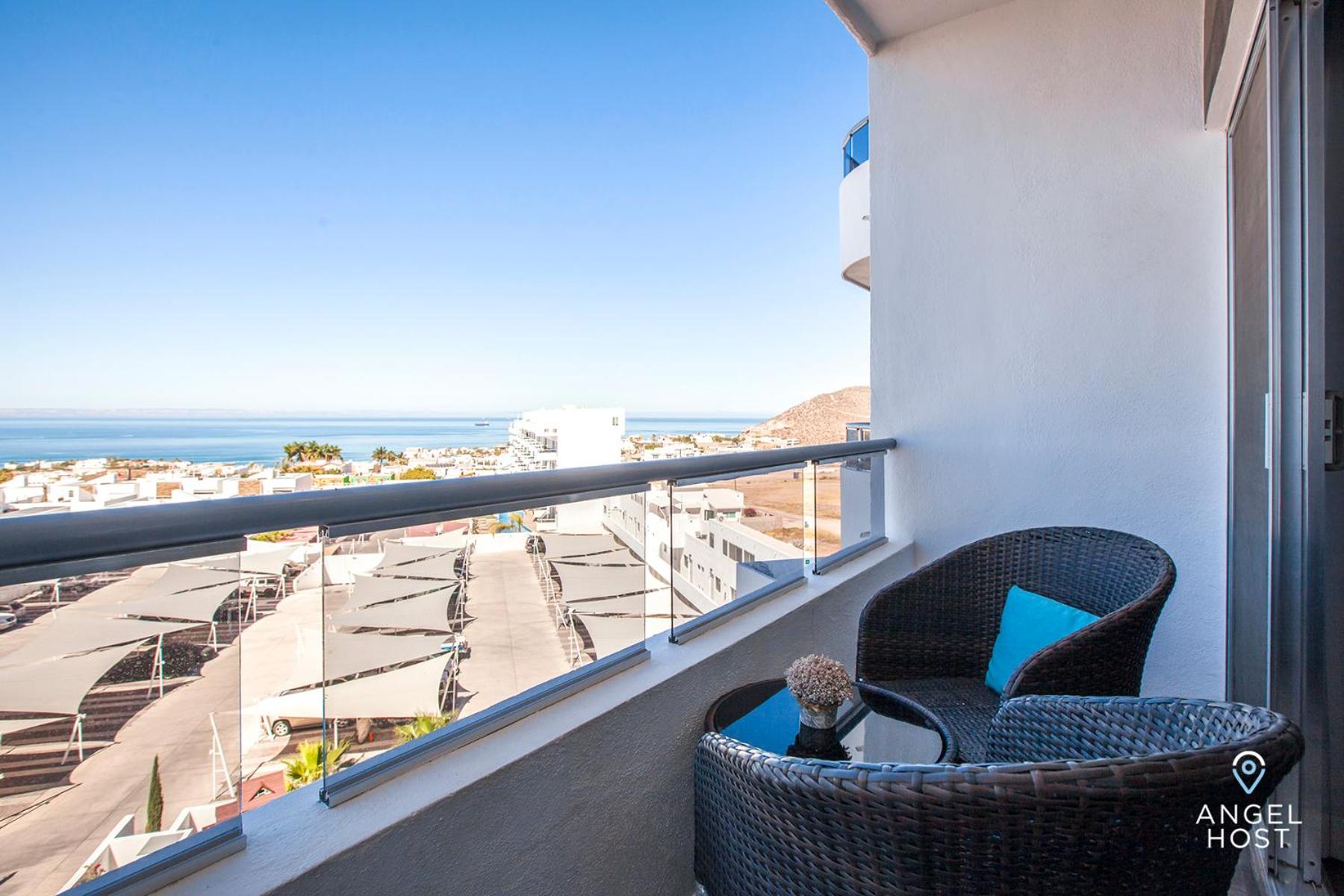 Stylish Condo with Pools Gym Sunset Bay Views