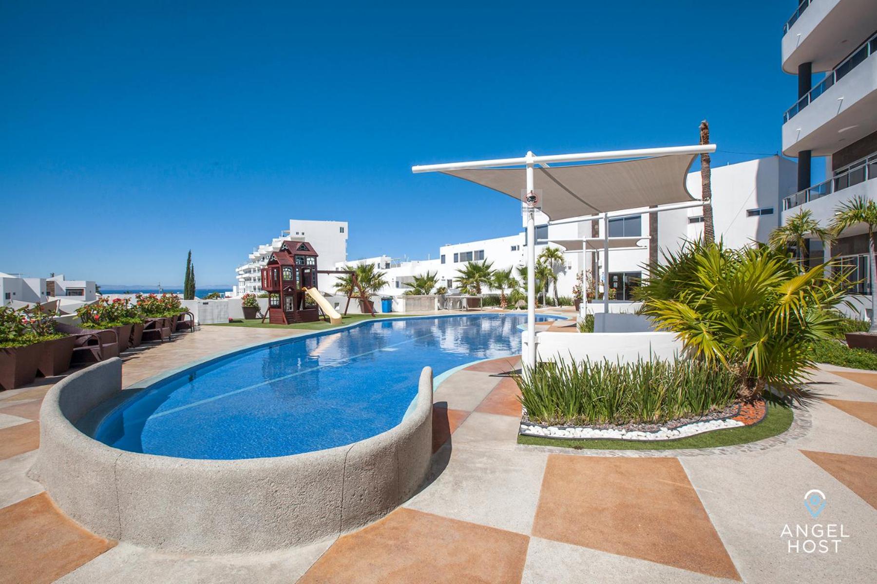 Stylish Condo with Pools Gym Sunset Bay Views