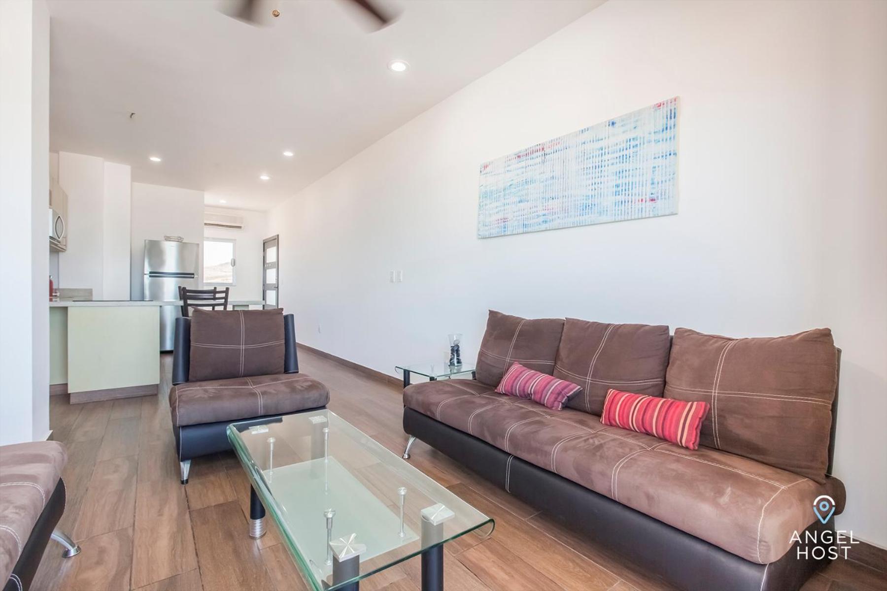 Stylish Condo with Pools Gym Sunset Bay Views