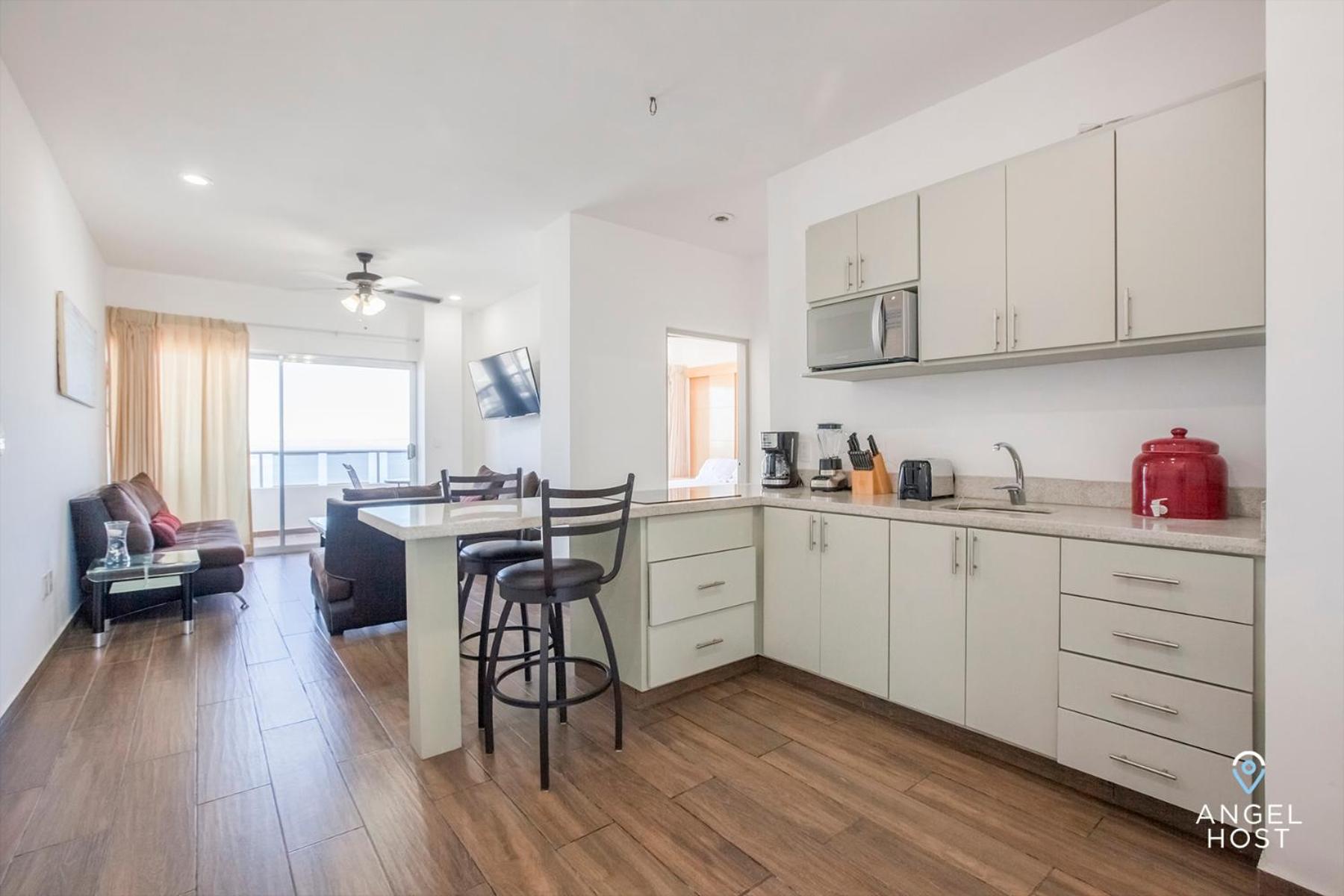 Stylish Condo with Pools Gym Sunset Bay Views