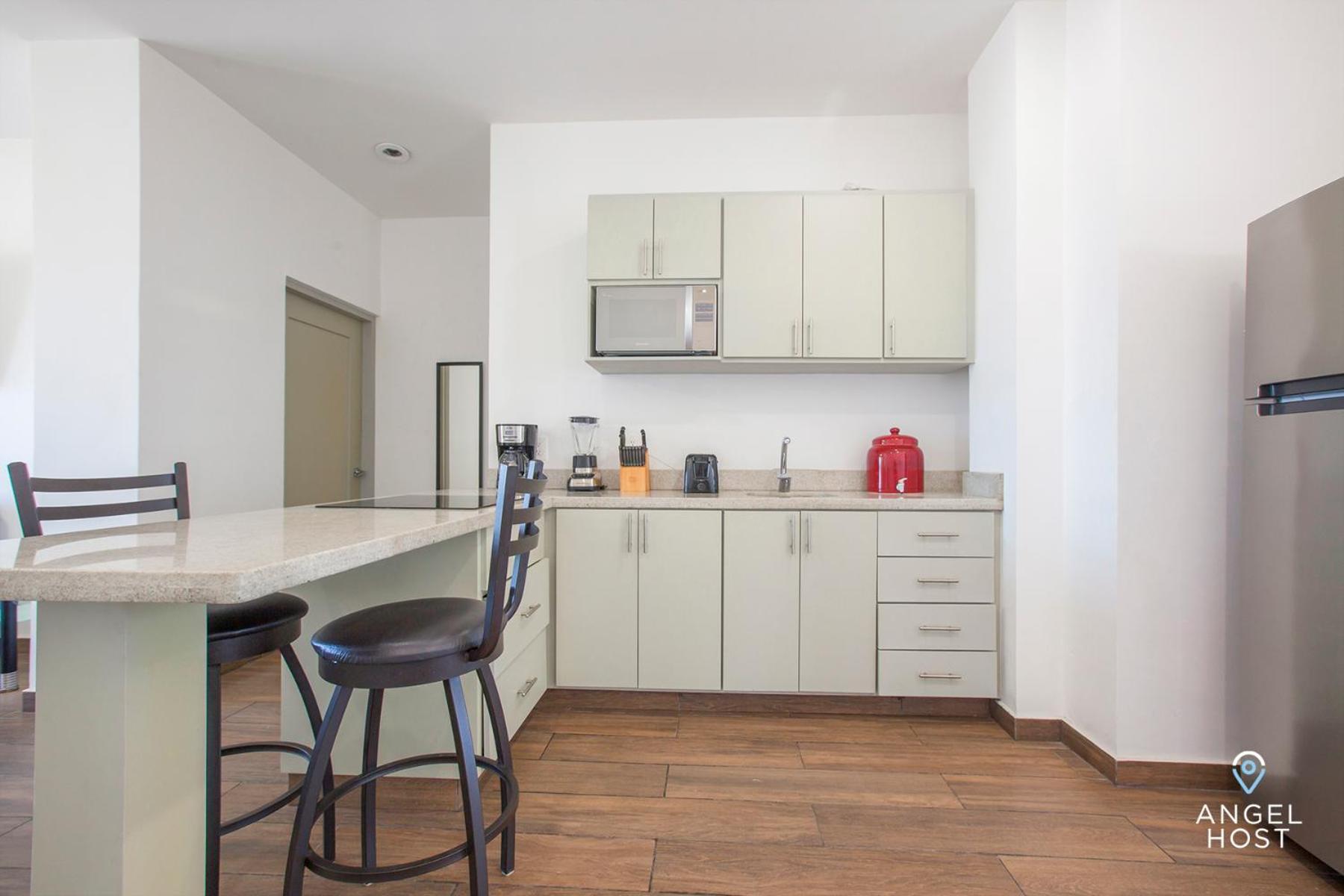 Stylish Condo with Pools Gym Sunset Bay Views