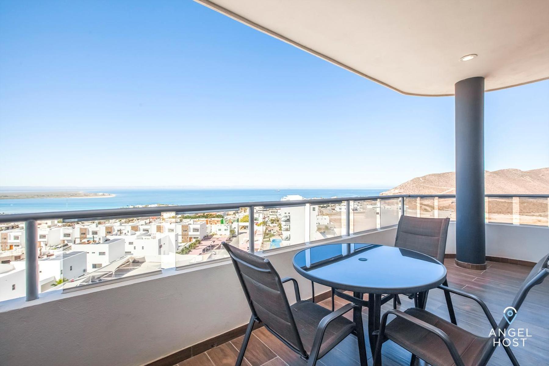 Stylish Condo with Pools Gym Sunset Bay Views