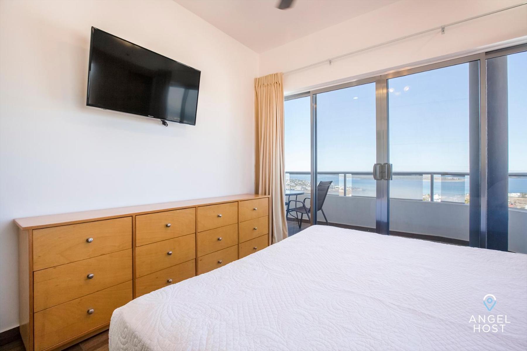 Stylish Condo with Pools Gym Sunset Bay Views