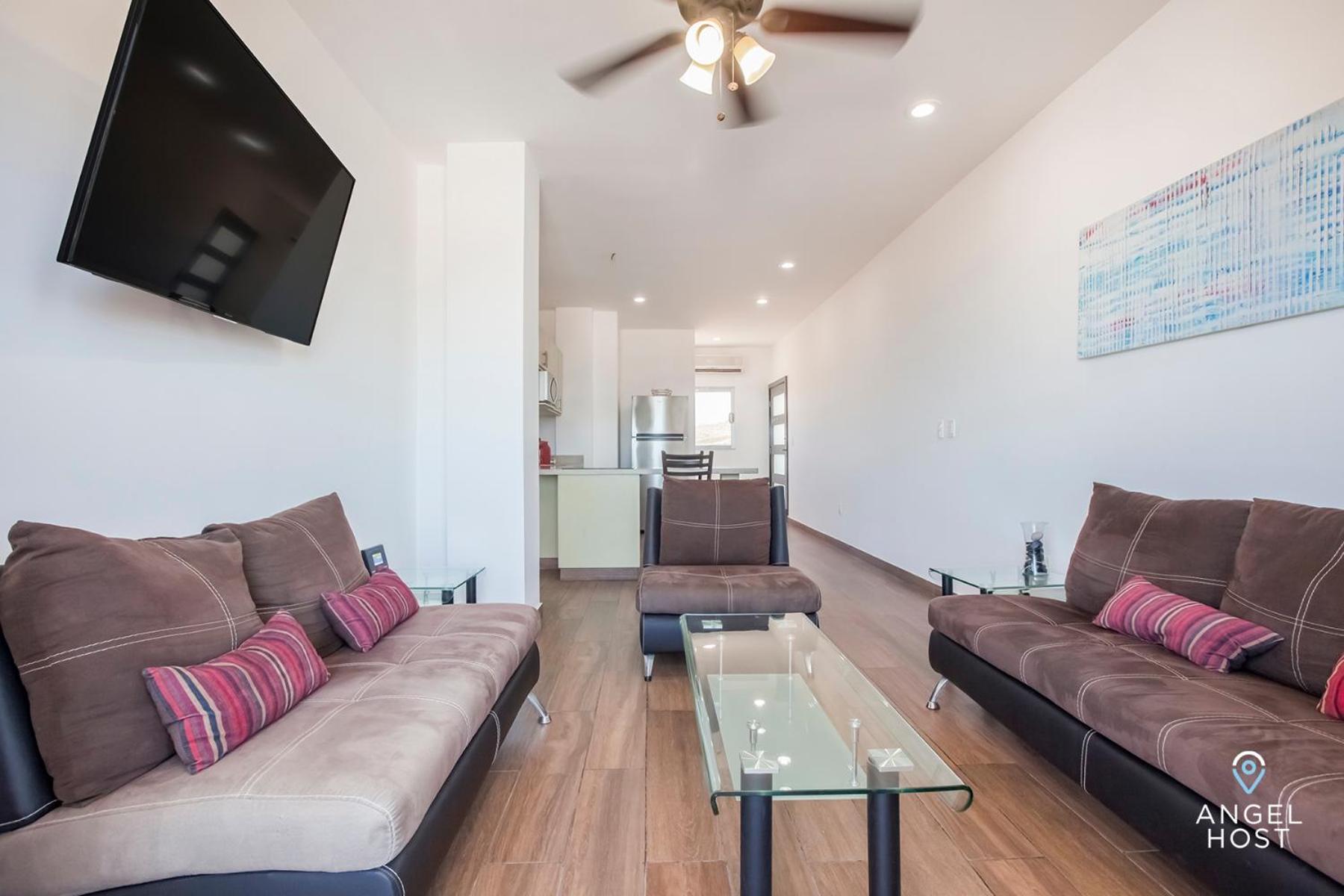 Stylish Condo with Pools Gym Sunset Bay Views