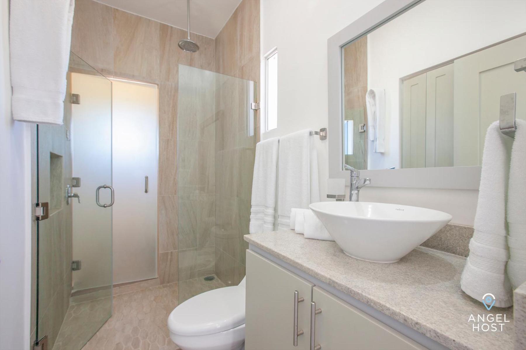 Stylish Condo with Pools Gym Sunset Bay Views