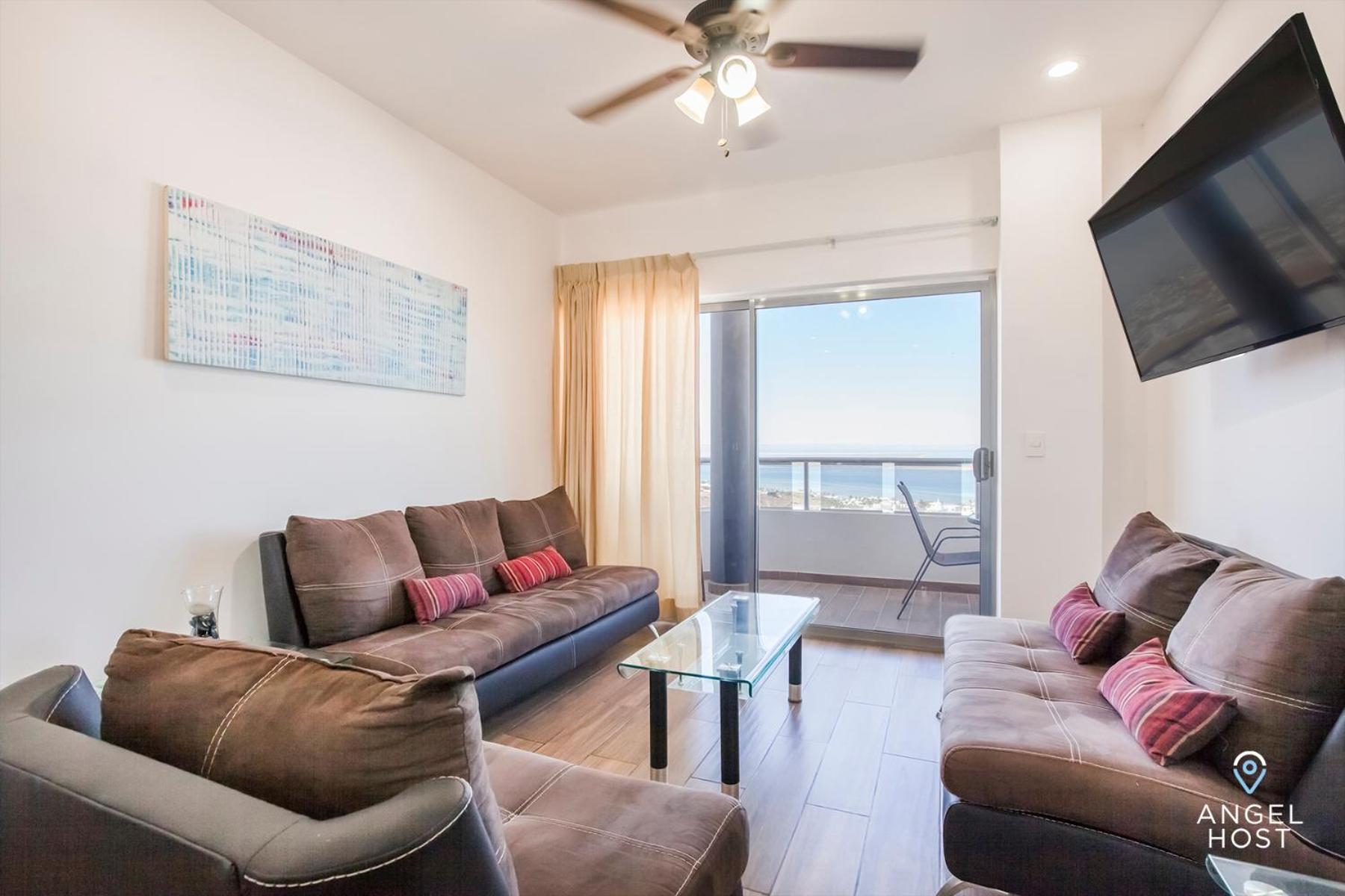 Stylish Condo with Pools Gym Sunset Bay Views