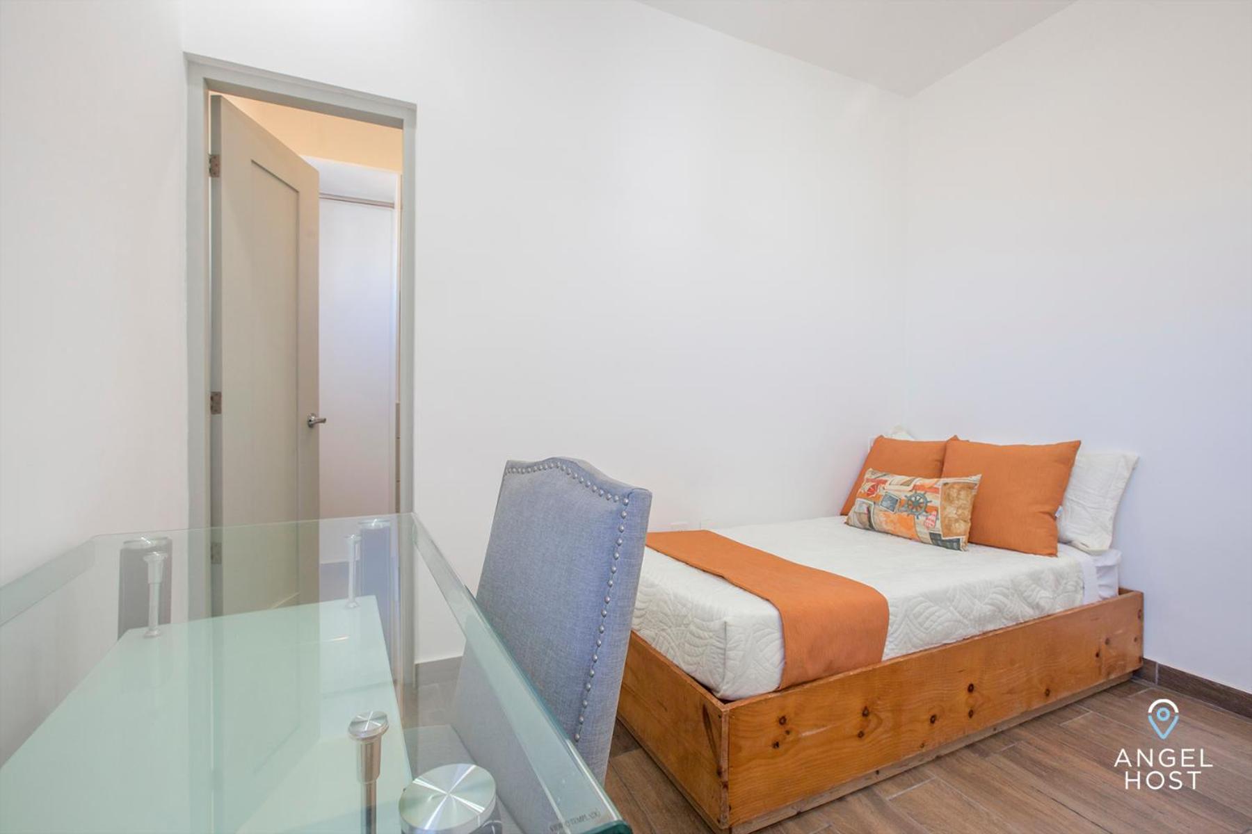 Stylish Condo with Pools Gym Sunset Bay Views