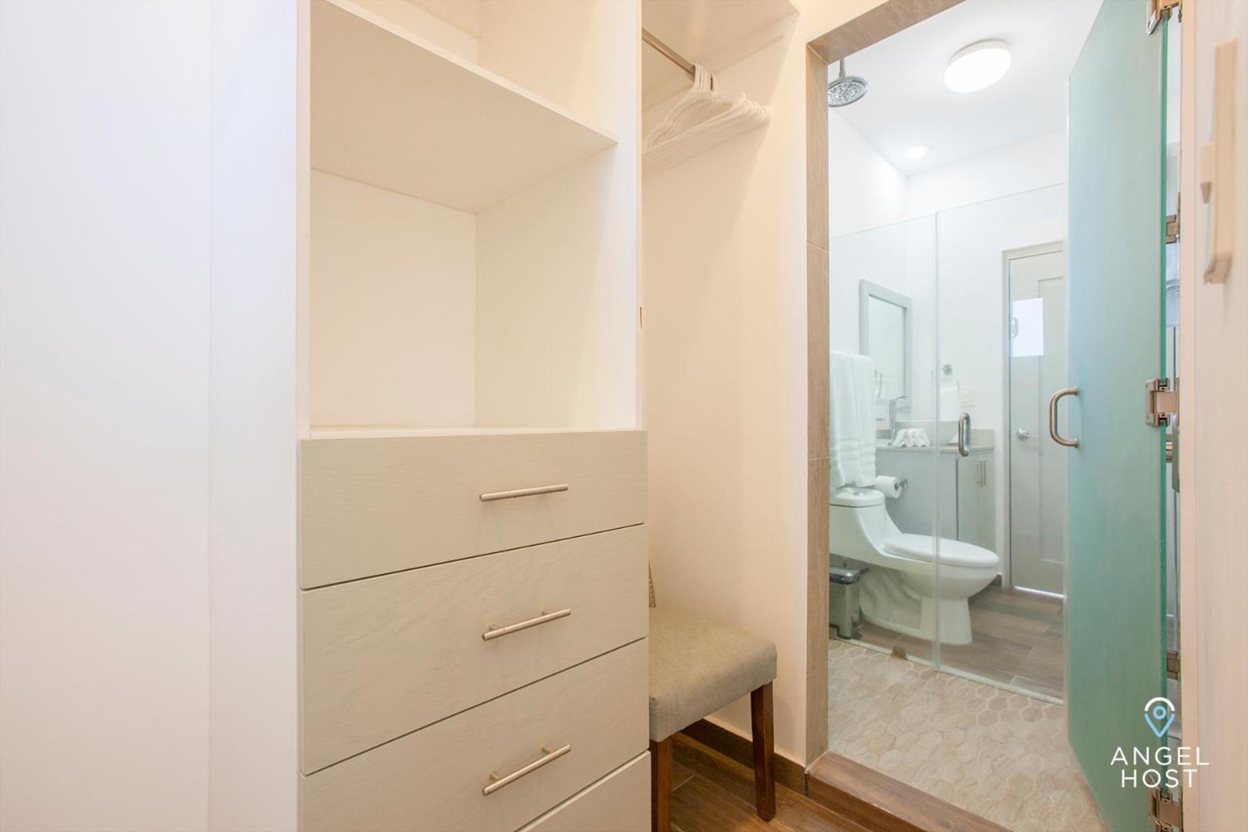 Stylish Condo with Pools Gym Sunset Bay Views