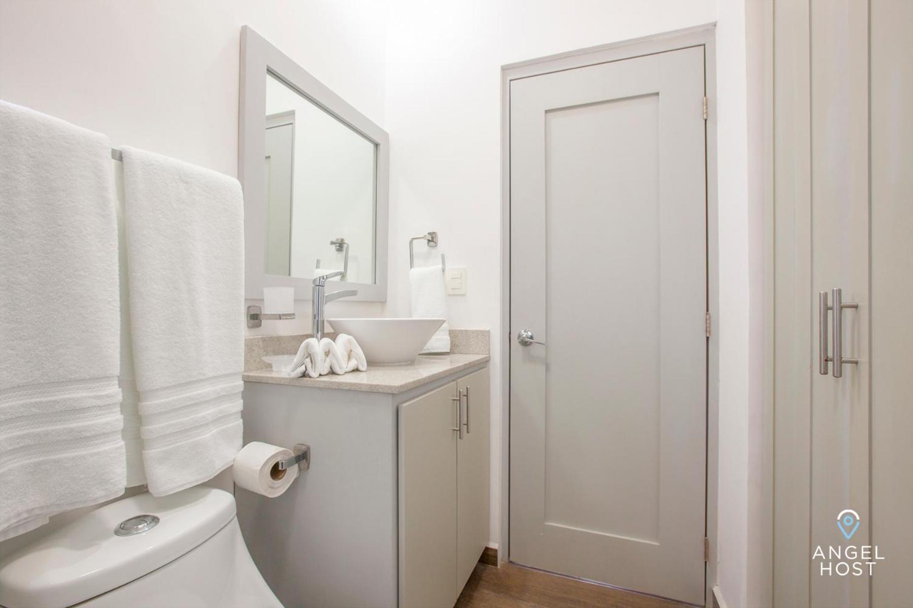 Stylish Condo with Pools Gym Sunset Bay Views