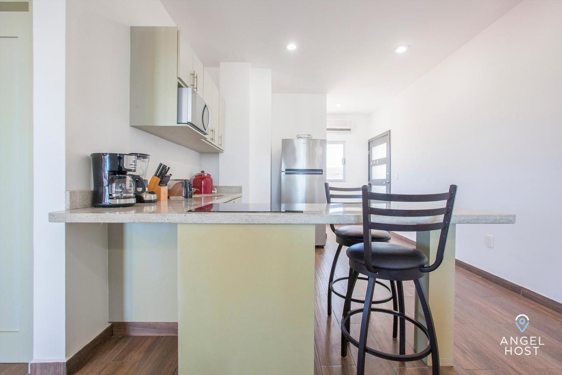 Stylish Condo with Pools Gym Sunset Bay Views
