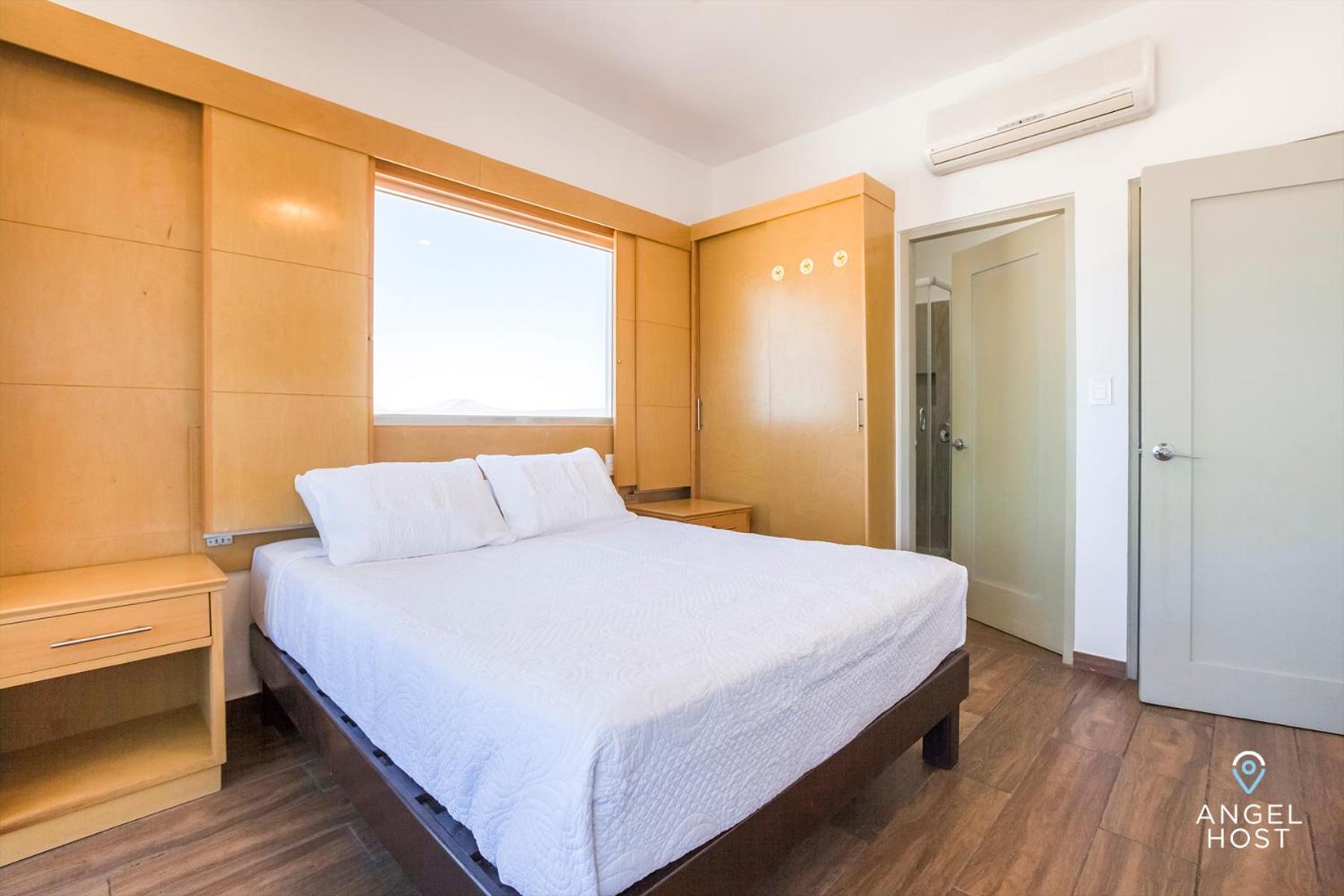 Stylish Condo with Pools Gym Sunset Bay Views