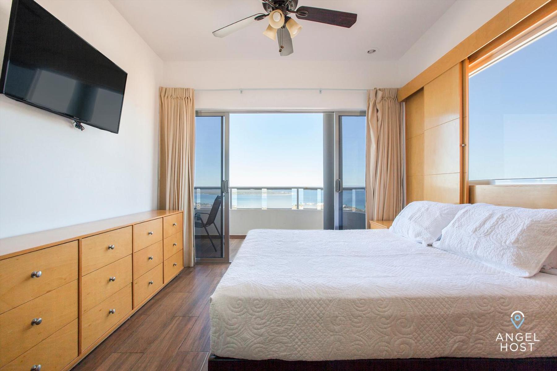 Stylish Condo with Pools Gym Sunset Bay Views