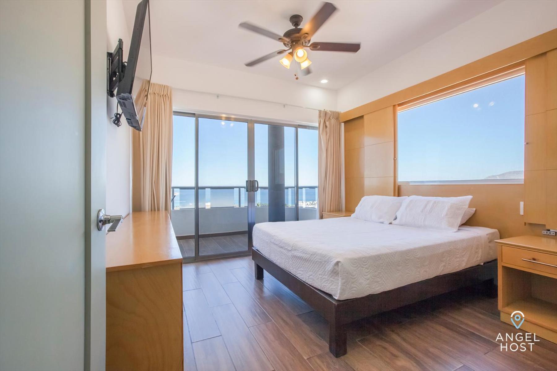 Stylish Condo with Pools Gym Sunset Bay Views