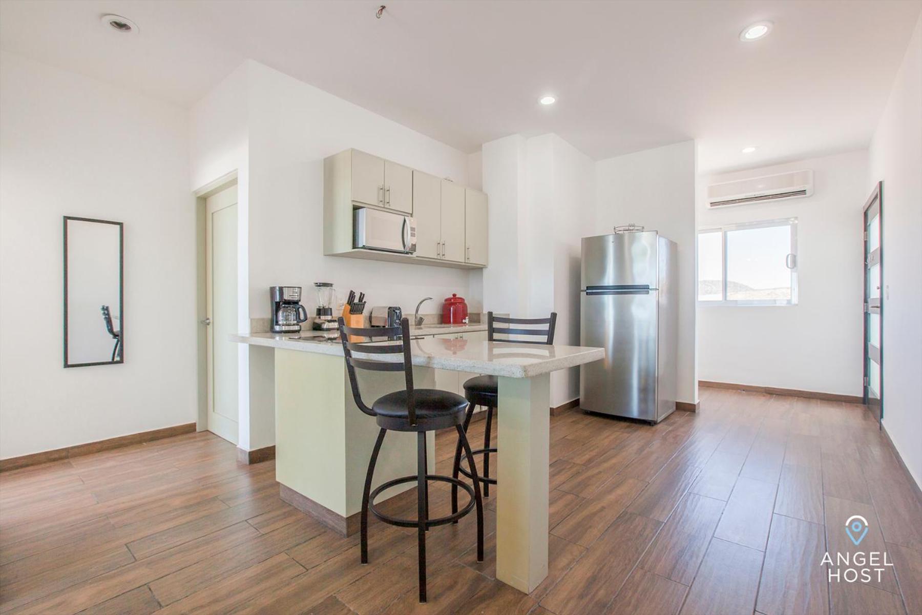 Stylish Condo with Pools Gym Sunset Bay Views